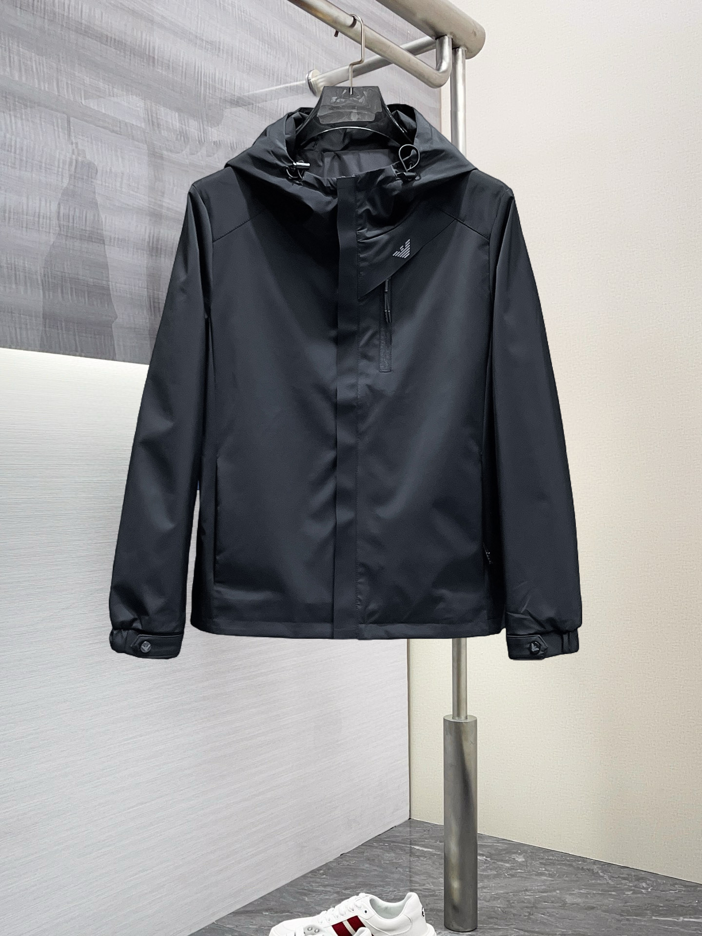 NO:568369,Armani's 2025 spring new jacket, the new product on the show is in perfect condition, comfortable and warm, complete with three labels, full of attractive colors, very outstanding design, easily upgrades the sense of fashion, extremely elegant and rigorous workmanship, neat and meticulous wiring!  A masterpiece from a famous designer!  The upper body does not look bloated and is super handsome!  Available sizes M ~ XXXL,,armani,jackets & coats,jackets & coats,alexander wang19860909阿玛尼 2025开春新款夹克外套,秀场新品品相非常完美,舒适保暖,三标齐全色泽饱满诱人,非常出彩的设计,轻松将时髦感进阶,做工极为考究严谨,走线工整细致！大牌设计师巨作！上身不显臃肿、超级帅气！现货码数M ～ XXXL,,armani,jackets & coats,jackets & coats,alexander wang,Men's clothing