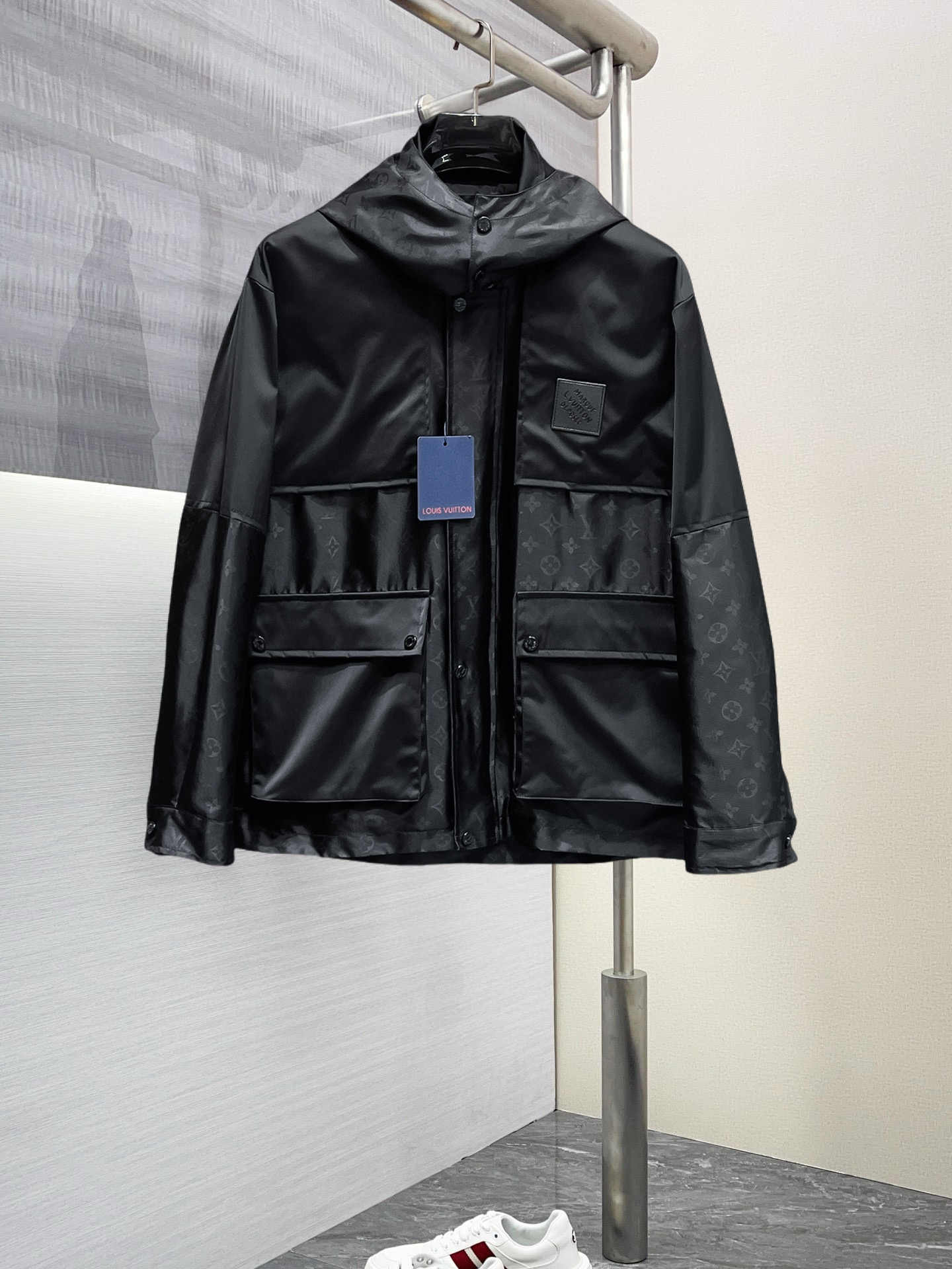 NO:531551,LV 2025 Spring New Jacket Jacket, the new product on the show is perfect, comfortable and warm, the three-standard complete colors and full and attractive, and the very outstanding design easily advances the sense of fashion. The workmanship is extremely exquisite and rigorous, and the wiring is neat and meticulous!  A masterpiece of a big-name designer!  The upper body doesn't look bloated and super handsome!  Spot code M ~ XXXL,,louis vuitton,jackets & coats,jackets & coats,alexander wang19860909LV 2025开春新款夹克外套,秀场新品品相非常完美,舒适保暖,三标齐全色泽饱满诱人,非常出彩的设计,轻松将时髦感进阶,做工极为考究严谨,走线工整细致！大牌设计师巨作！上身不显臃肿、超级帅气！现货码数M ～ XXXL,,louis vuitton,jackets & coats,jackets & coats,alexander wang,Men's clothing