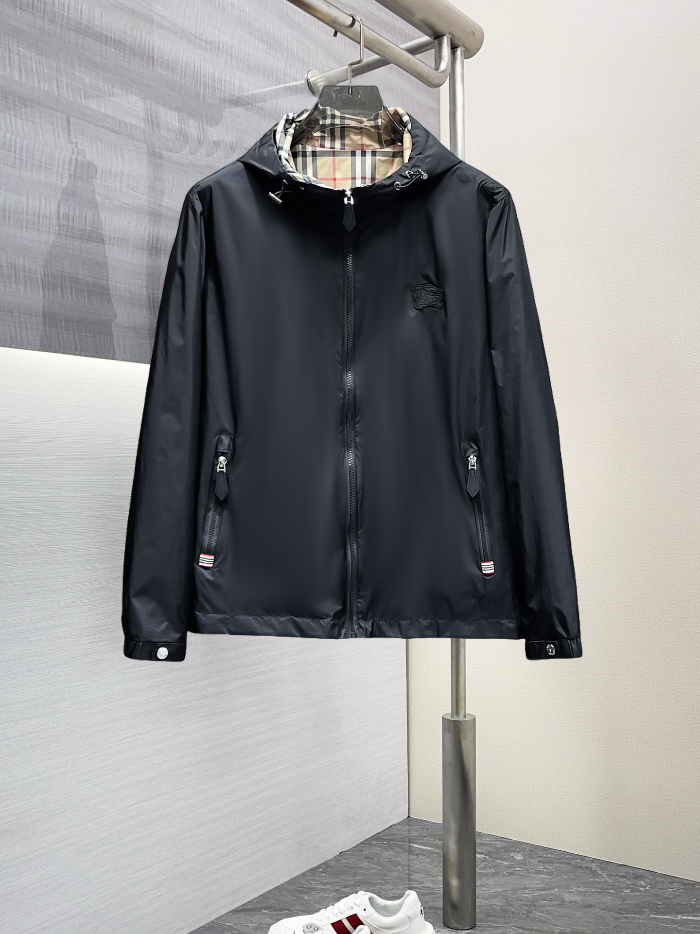 NO:568374,Burberry's 2025 new spring jacket, the new product on the show is in perfect condition, comfortable and warm, complete with three colors, full and attractive color, very outstanding design, easily upgrades the fashion sense, extremely elegant and rigorous workmanship, neat and meticulous wiring!  A masterpiece from a famous designer!  The upper body does not look bloated and is super handsome!  Available size M ~ XXXL,,burberry,jackets & coats,jackets & coats,alexander wang19860909巴宝莉 2025开春新款夹克外套,秀场新品品相非常完美,舒适保暖,三标齐全色泽饱满诱人,非常出彩的设计,轻松将时髦感进阶,做工极为考究严谨,走线工整细致！大牌设计师巨作！上身不显臃肿、超级帅气！现货码数M ～ XXXL,,burberry,jackets & coats,jackets & coats,alexander wang,Men's clothing