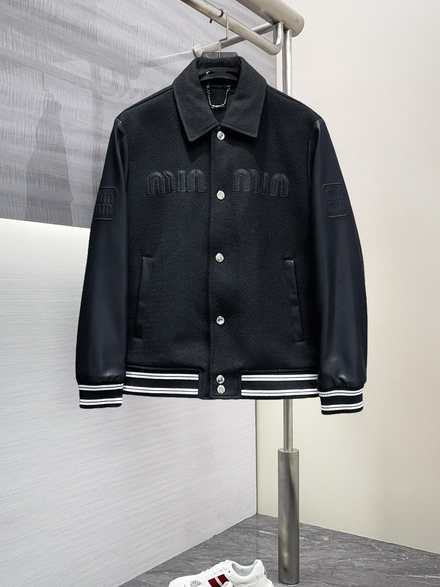 NO:568379,miumiu 2025 spring new jacket, the new product on the show is in perfect condition, comfortable and warm, complete with three labels, full and attractive colors, very outstanding design, easily upgrades the fashion sense, extremely elegant and rigorous workmanship, neat and meticulous wiring!  A masterpiece from a famous designer!  The upper body does not look bloated and is super handsome!  Available sizes M ~ XXXL,,miumiu,jackets & coats,jackets & coats,alexander wang19860909miumiu 缪缪 2025开春新款夹克外套,秀场新品品相非常完美,舒适保暖,三标齐全色泽饱满诱人,非常出彩的设计,轻松将时髦感进阶,做工极为考究严谨,走线工整细致！大牌设计师巨作！上身不显臃肿、超级帅气！现货码数M ～ XXXL,,miumiu,jackets & coats,jackets & coats,alexander wang,Men's clothing