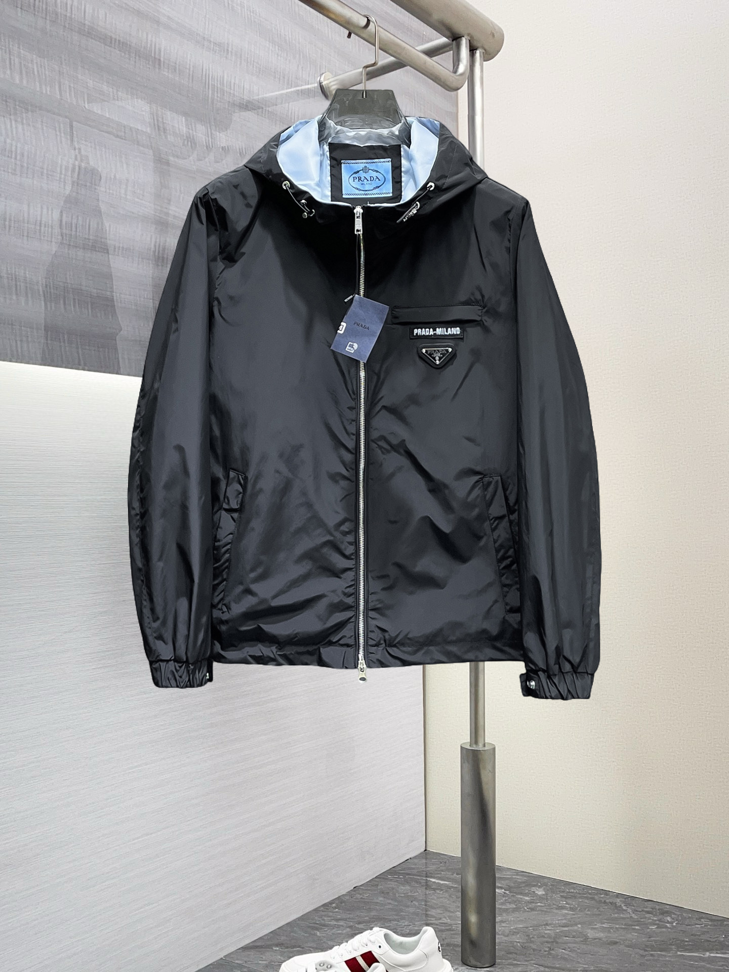 NO:568384,Prada's 2025 spring new jacket, the new product on the show is in perfect condition, comfortable and warm, complete with three colors, full and attractive color, very outstanding design, easily upgrades the fashion sense, extremely elegant and rigorous workmanship, neat and meticulous wiring!  A masterpiece from a famous designer!  The upper body does not look bloated and is super handsome!  Available sizes M ~ XXXL,,prada,jackets & coats,jackets & coats,alexander wang19860909普拉达 2025开春新款夹克外套,秀场新品品相非常完美,舒适保暖,三标齐全色泽饱满诱人,非常出彩的设计,轻松将时髦感进阶,做工极为考究严谨,走线工整细致！大牌设计师巨作！上身不显臃肿、超级帅气！现货码数M ～ XXXL,,prada,jackets & coats,jackets & coats,alexander wang,Men's clothing