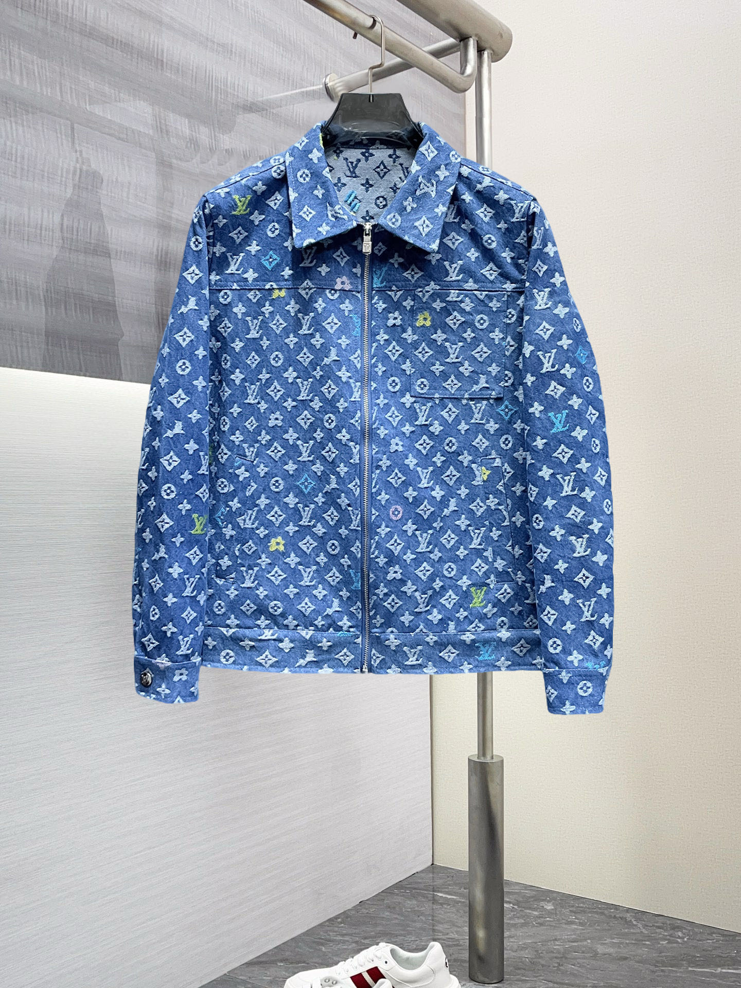 NO:568389,Lv (high-end quality) 2025 spring new fashion casual jacket, imported original denim technology fabric, the upper body is comfortable and breathable, exquisite handcraft logo on the chest, unique design European fashion style, digital positioning printing technology on the reverse, highlighting the personality of young people, original hardware accessories, extremely high grade, handsome upper body!  Please report your height and weight when placing an order for M-3XL!  ,,louis vuitton,jackets & coats,jackets & coats,alexander wang19860909Lv（高端品质）2025春季新品时尚休闲夹克外套,进口原版牛仔科技面料,上身舒适透气,胸前精致手工工艺logo,独特设计欧洲时尚风格,反面数码定位印花工艺,彰显了年轻人的个性,原版五金辅料,档次极高,上身帅气十足！M-3XL下单报身高体重！,,louis vuitton,jackets & coats,jackets & coats,alexander wang,Men's clothing