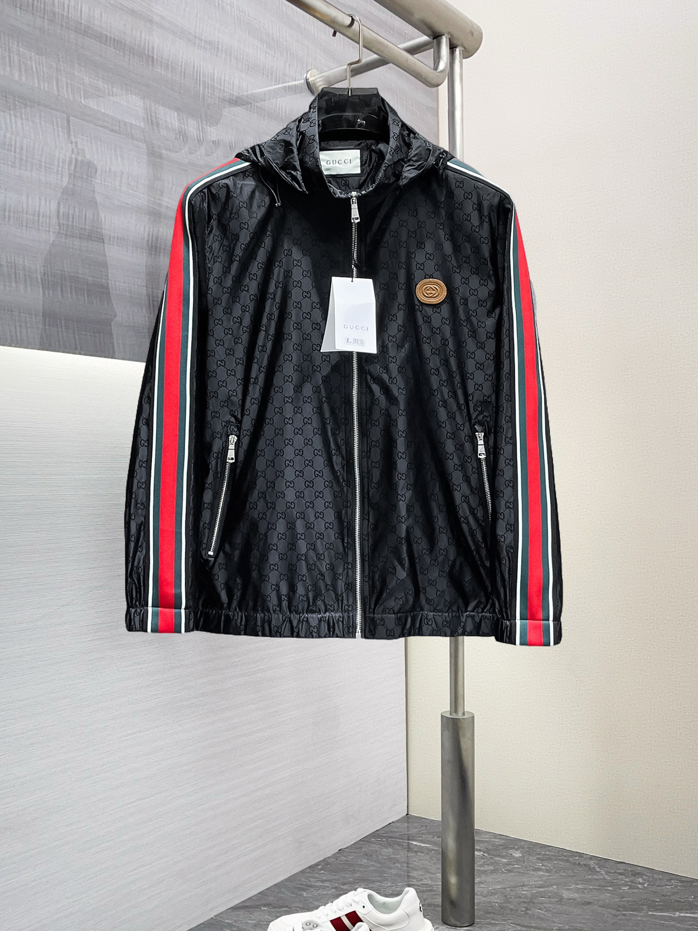 NO:568393,Gucci's 2025 spring new jacket, the new product on the show is in perfect condition, comfortable and warm, complete with three colors and full and attractive color, very outstanding design, easily upgrades the fashion sense, extremely elegant and rigorous workmanship, neat and meticulous wiring!  A masterpiece from a famous designer!  The upper body does not look bloated and is super handsome!  Available sizes M ~ XXXL,,gucci,jackets & coats,jackets & coats,alexander wang19860909古驰 2025开春新款夹克外套,秀场新品品相非常完美,舒适保暖,三标齐全色泽饱满诱人,非常出彩的设计,轻松将时髦感进阶,做工极为考究严谨,走线工整细致！大牌设计师巨作！上身不显臃肿、超级帅气！现货码数M ～ XXXL,,gucci,jackets & coats,jackets & coats,alexander wang,Men's clothing