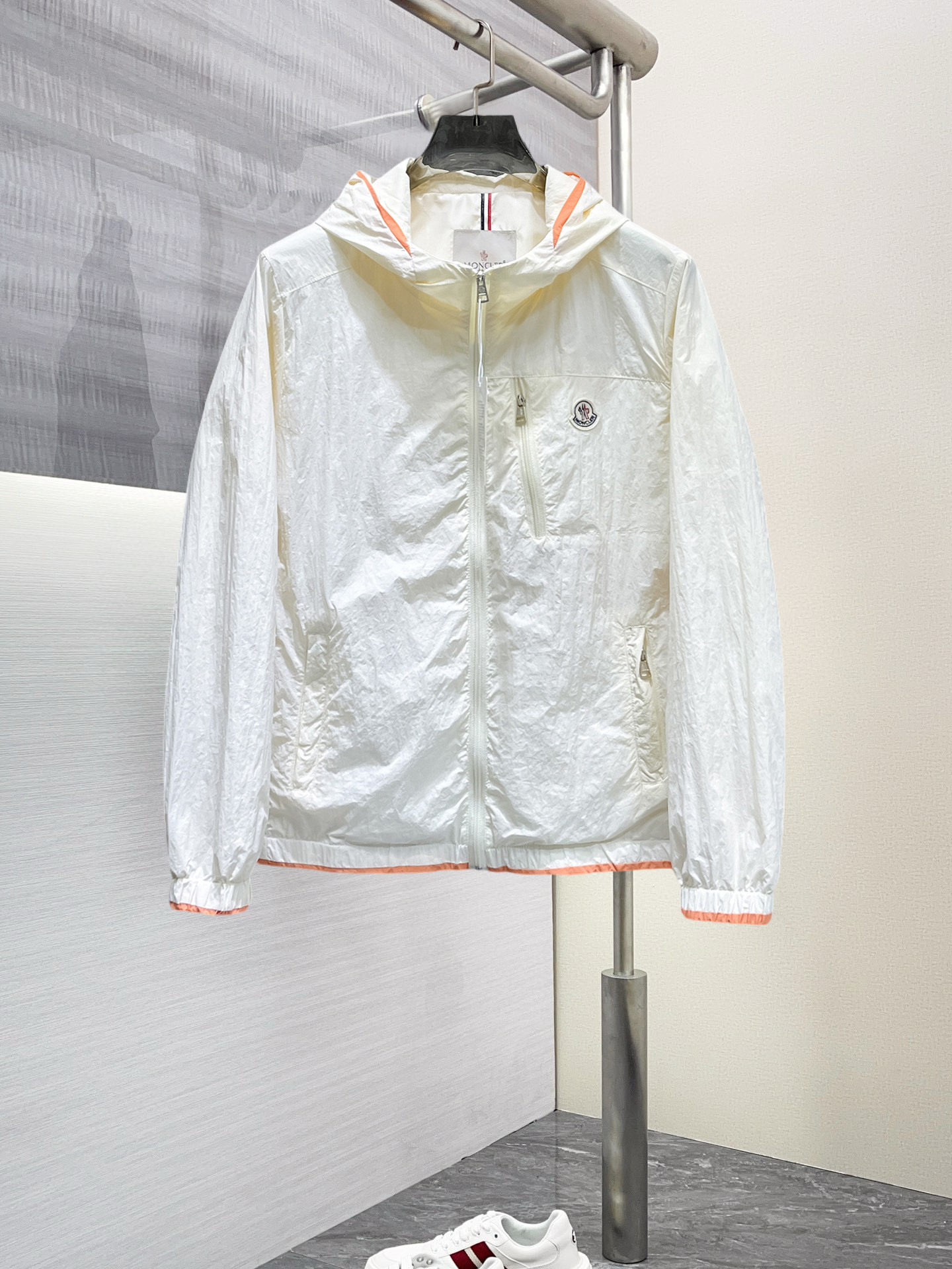 NO:568394,Mengkou 2025 new spring jacket, the new product on the show is in perfect condition, comfortable and warm, complete with three labels, full and attractive color, very outstanding design, easily upgrades the sense of fashion, the workmanship is extremely sophisticated and rigorous, and the wiring is neat and meticulous!  A masterpiece from a famous designer!  The upper body does not look bloated and is super handsome!  Available sizes M ~ XXXL,,Moncler,jackets & coats,jackets & coats,alexander wang19860909蒙口 2025开春新款夹克外套,秀场新品品相非常完美,舒适保暖,三标齐全色泽饱满诱人,非常出彩的设计,轻松将时髦感进阶,做工极为考究严谨,走线工整细致！大牌设计师巨作！上身不显臃肿、超级帅气！现货码数M ～ XXXL,,Moncler,jackets & coats,jackets & coats,alexander wang,Men's clothing