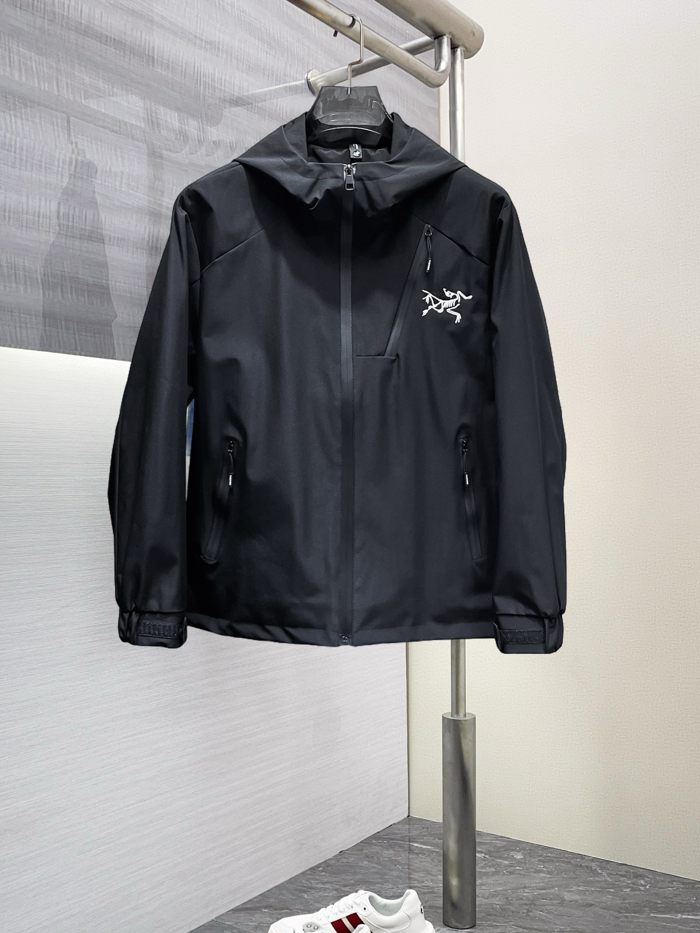 NO:568399,Arc'teryx 2025 new spring jacket, the new product on the show is in perfect condition, comfortable and warm, complete with three colors, full and attractive color, very outstanding design, easily upgrades the fashion sense, extremely elegant and rigorous workmanship, neat and meticulous wiring!  A masterpiece from a famous designer!  The upper body does not look bloated and is super handsome!  Available size M ~ XXXL,arc'teryx,jackets & coats,jackets & coats,alexander wang19860909始祖鸟 2025开春新款夹克外套,秀场新品品相非常完美,舒适保暖,三标齐全色泽饱满诱人,非常出彩的设计,轻松将时髦感进阶,做工极为考究严谨,走线工整细致！大牌设计师巨作！上身不显臃肿、超级帅气！现货码数M ～ XXXL,arc'teryx,jackets & coats,jackets & coats,alexander wang,Men's clothing