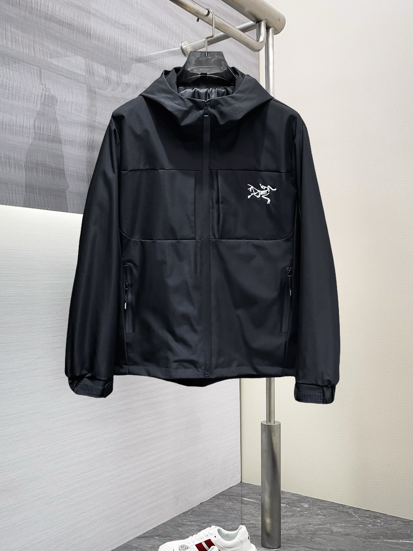 NO:568419,Arc'teryx 2025 new spring jacket, the new product on the show is in perfect condition, comfortable and warm, complete with three colors, full and attractive color, very outstanding design, easily upgrades the fashion sense, extremely elegant and rigorous workmanship, neat and meticulous wiring!  A masterpiece from a famous designer!  The upper body does not look bloated and is super handsome!  Available size M ~ XXXL,arc'teryx,jackets & coats,jackets & coats,alexander wang19860909始祖鸟 2025开春新款夹克外套,秀场新品品相非常完美,舒适保暖,三标齐全色泽饱满诱人,非常出彩的设计,轻松将时髦感进阶,做工极为考究严谨,走线工整细致！大牌设计师巨作！上身不显臃肿、超级帅气！现货码数M ～ XXXL,arc'teryx,jackets & coats,jackets & coats,alexander wang,Men's clothing