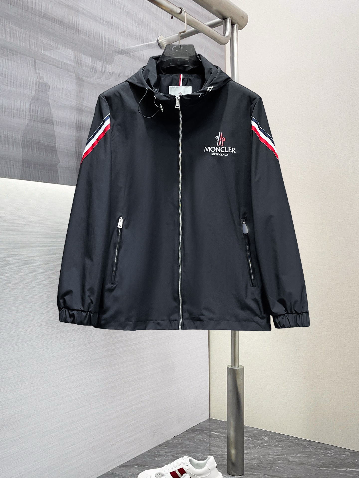 NO:568355,Mengkou 2025 new spring jacket, the new product on the show is in perfect condition, comfortable and warm, complete with three labels, full and attractive color, very outstanding design, easily upgrades the sense of fashion, the workmanship is extremely sophisticated and rigorous, and the wiring is neat and meticulous!  A masterpiece from a famous designer!  The upper body does not look bloated and is super handsome!  Available sizes M ~ XXXL,,Moncler,jackets & coats,jackets & coats,alexander wang19860909蒙口 2025开春新款夹克外套,秀场新品品相非常完美,舒适保暖,三标齐全色泽饱满诱人,非常出彩的设计,轻松将时髦感进阶,做工极为考究严谨,走线工整细致！大牌设计师巨作！上身不显臃肿、超级帅气！现货码数M ～ XXXL,,Moncler,jackets & coats,jackets & coats,alexander wang,Men's clothing