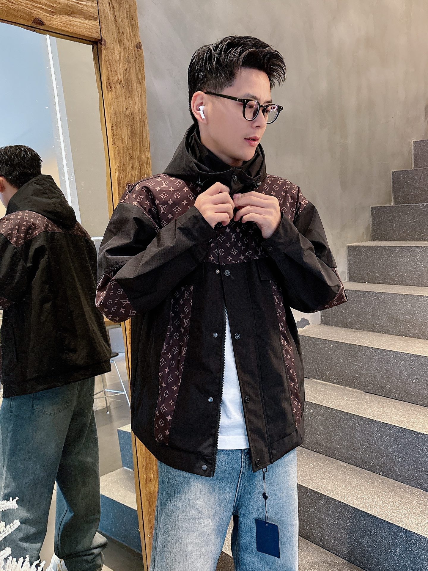 NO:530509,Lv 2025 autumn new men's jacket, original single three-standard full high-end version!  Customized fabrics for counters are breathable and comfortable, with impeccable details, brand elements design concept, professional purchasing level reflects high quality. The feel is delicate and soft!  It is casually cut, with a great upper body style!  Number of codes M~XXXL, louis vuitton,jackets & coats,jackets & coats,alexander wang19860909Lv 2025秋季新款男士夹克外套,原单三标齐全高端版本！专柜定制面料 透气舒适度高,细节无可挑剔,品牌元素设计理念,专业代购级体现高品质.手感细腻柔软！呈现休闲裁剪,上身版型超赞！码数M～XXXL,,louis vuitton,jackets & coats,jackets & coats,alexander wang,Men's clothing