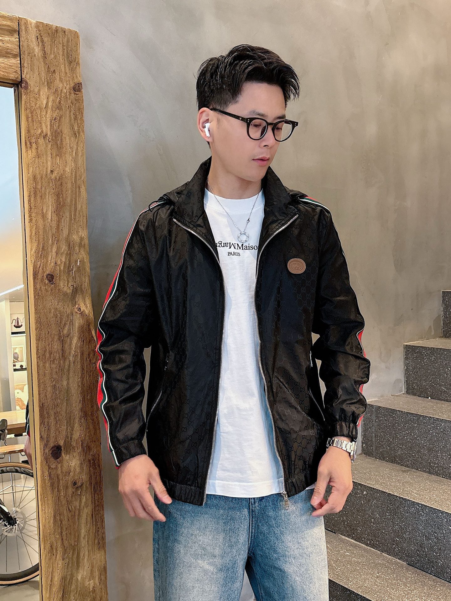 NO:530495,Gucci 2025 autumn new men's jacket, original single three-standard full high-end version!  Customized fabrics for counters are breathable and comfortable, with impeccable details, brand elements design concept, professional purchasing level reflects high quality. The feel is delicate and soft!  It is casually cut, with a great upper body style!  Code number M~XXXL, gucci,jackets & coats,jackets & coats,alexander wang19860909古驰 2025秋季新款男士夹克外套,原单三标齐全高端版本！专柜定制面料 透气舒适度高,细节无可挑剔,品牌元素设计理念,专业代购级体现高品质.手感细腻柔软！呈现休闲裁剪,上身版型超赞！码数M～XXXL,,gucci,jackets & coats,jackets & coats,alexander wang,Men's clothing