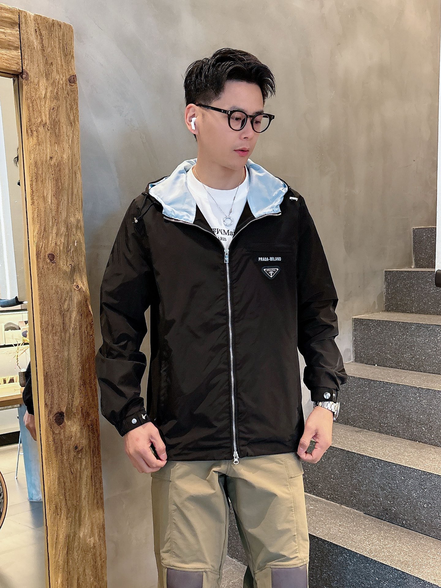 NO:530505,Prada 2025 autumn new men's jacket, original single three-standard full high-end version!  Customized fabrics for counters are breathable and comfortable, with impeccable details, brand elements design concept, professional purchasing level reflects high quality. The feel is delicate and soft!  It is casually cut, with a great upper body style!  Code number M~XXXL,,prada,jackets & coats,jackets & coats,alexander wang19860909普拉达 2025秋季新款男士夹克外套,原单三标齐全高端版本！专柜定制面料 透气舒适度高,细节无可挑剔,品牌元素设计理念,专业代购级体现高品质.手感细腻柔软！呈现休闲裁剪,上身版型超赞！码数M～XXXL,,prada,jackets & coats,jackets & coats,alexander wang,Men's clothing