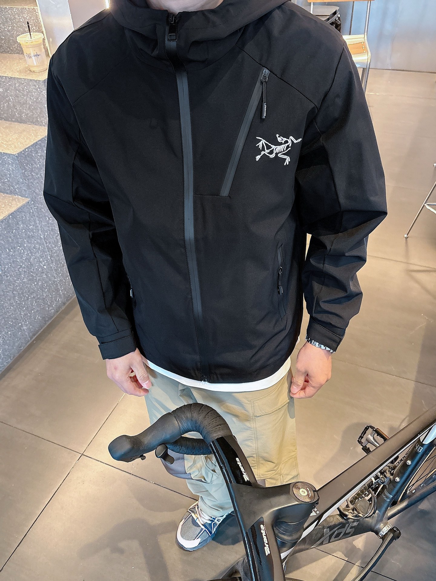 NO:530503,Archaeopteryx 2025 autumn new men's jacket, original single three-standard full high-end version!  Customized fabrics for counters are breathable and comfortable, with impeccable details, brand elements design concept, professional purchasing level reflects high quality. The feel is delicate and soft!  It is casually cut, with a great upper body style!  Code number M~XXXL,arc'teryx,jackets & coats,jackets & coats,alexander wang19860909始祖鸟 2025秋季新款男士夹克外套,原单三标齐全高端版本！专柜定制面料 透气舒适度高,细节无可挑剔,品牌元素设计理念,专业代购级体现高品质.手感细腻柔软！呈现休闲裁剪,上身版型超赞！码数M～XXXL,arc'teryx,jackets & coats,jackets & coats,alexander wang,Men's clothing