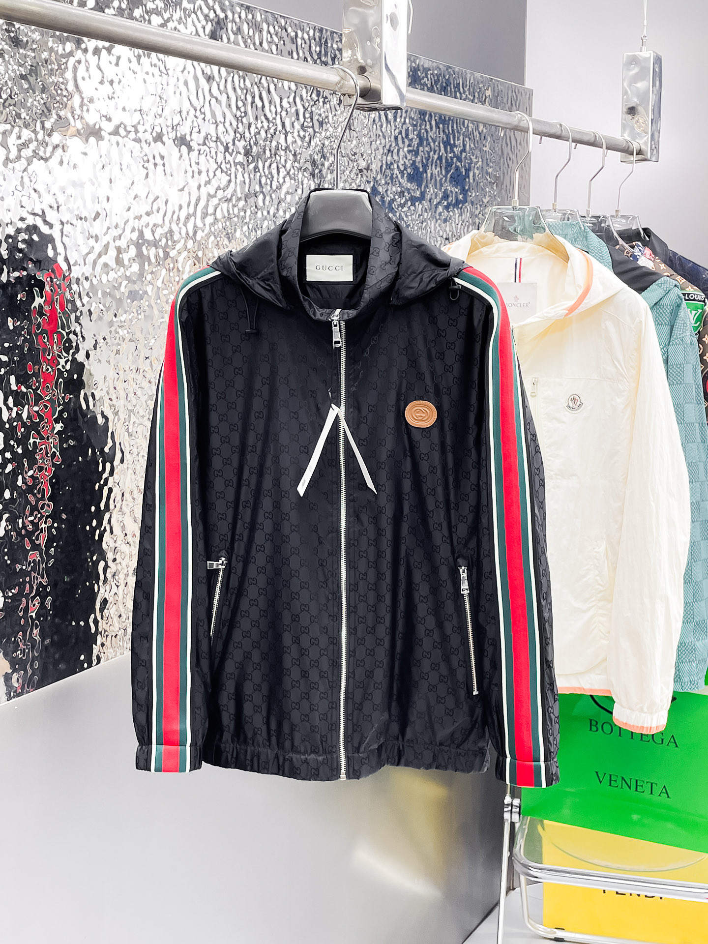 NO:537182,Gucci 2025 autumn new casual jacket jacket, the latest fashionable casual zipper jacket, fashionable hooded jacket jacket! Made of professionally customized light and thin technical fabrics, the surface is neat and smooth and shiny, and the texture is obvious through the screen. The upper body is comfortable, light and not stuffy, giving you the most enjoyable wearing experience!  Exquisite auxiliary materials logo accessories!  It perfectly enhances the overall sense of luxury and class, and can get a high-end luxury atmosphere at a glance! The basic conventional hooded jacket style cut is versatile and simple on the upper body, and it is easy to deal with various occasions and environments. It is undoubtedly a must-have item for daily commuting! Size M-3XL placing an order to report height and weight!  , gucci,jackets & coats,jackets & coats,hats,alexander wang19860909古驰 2025秋季新款休闲夹克外套,最新时尚休闲拉链夹克,时尚连帽夹克外套!专业定制的轻薄科技面料制成,表面整洁光滑且富有光泽,质感透过屏幕都显而易见,上身舒适轻盈不闷热, 给你最为享受的穿着体验！精致辅料Logo配饰！完美提升了整体的奢华档次感,一眼就能Get到的高端奢华气息!基础常规的连帽夹克版型裁剪,上身百搭简约不挑人,轻松应对各种场合与环境,属于日常通勤必备的臻品无疑!尺码M-3XL下单报身高体重！,,gucci,jackets & coats,jackets & coats,hats,alexander wang,Men's clothing