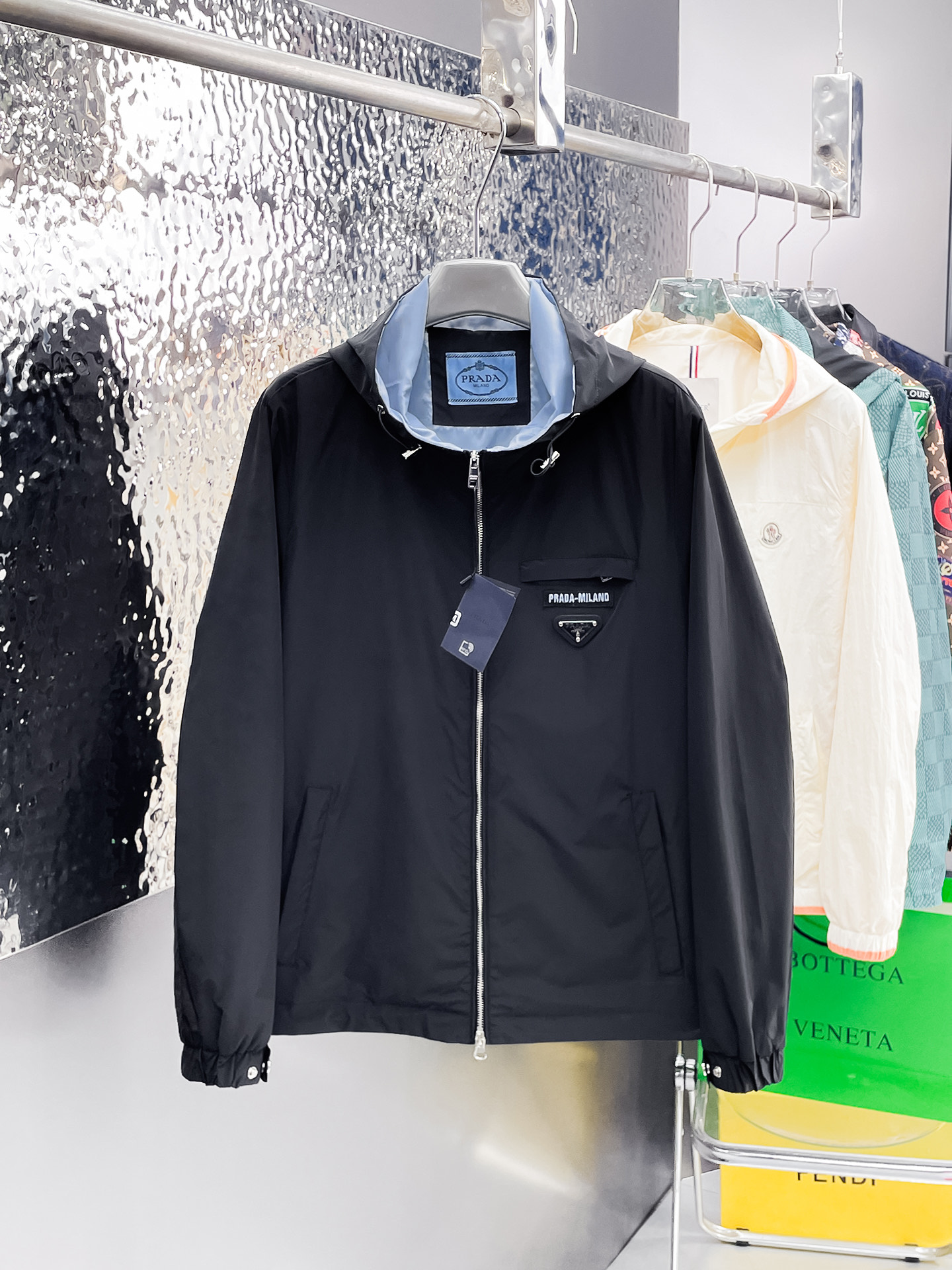 NO:537199,Prada 2025 autumn new casual jacket jacket, the latest fashionable casual zipper jacket, fashionable hooded jacket jacket! Made of professionally customized light and thin technical fabrics, the surface is neat and smooth and shiny, and the texture is obvious through the screen. The upper body is comfortable, light and not stuffy, giving you the most enjoyable wearing experience!  Exquisite auxiliary materials logo accessories!  It perfectly enhances the overall sense of luxury and class, and can get a high-end luxury atmosphere at a glance! The basic conventional hooded jacket style cut is versatile and simple on the upper body, and it is easy to deal with various occasions and environments. It is undoubtedly a must-have item for daily commuting! Size M-3XL placing an order to report height and weight!  ,,prada,jackets & coats,jackets & coats,hats,alexander wang19860909普拉达 2025秋季新款休闲夹克外套,最新时尚休闲拉链夹克,时尚连帽夹克外套!专业定制的轻薄科技面料制成,表面整洁光滑且富有光泽,质感透过屏幕都显而易见,上身舒适轻盈不闷热, 给你最为享受的穿着体验！精致辅料Logo配饰！完美提升了整体的奢华档次感,一眼就能Get到的高端奢华气息!基础常规的连帽夹克版型裁剪,上身百搭简约不挑人,轻松应对各种场合与环境,属于日常通勤必备的臻品无疑!尺码M-3XL下单报身高体重！,,prada,jackets & coats,jackets & coats,hats,alexander wang,Men's clothing