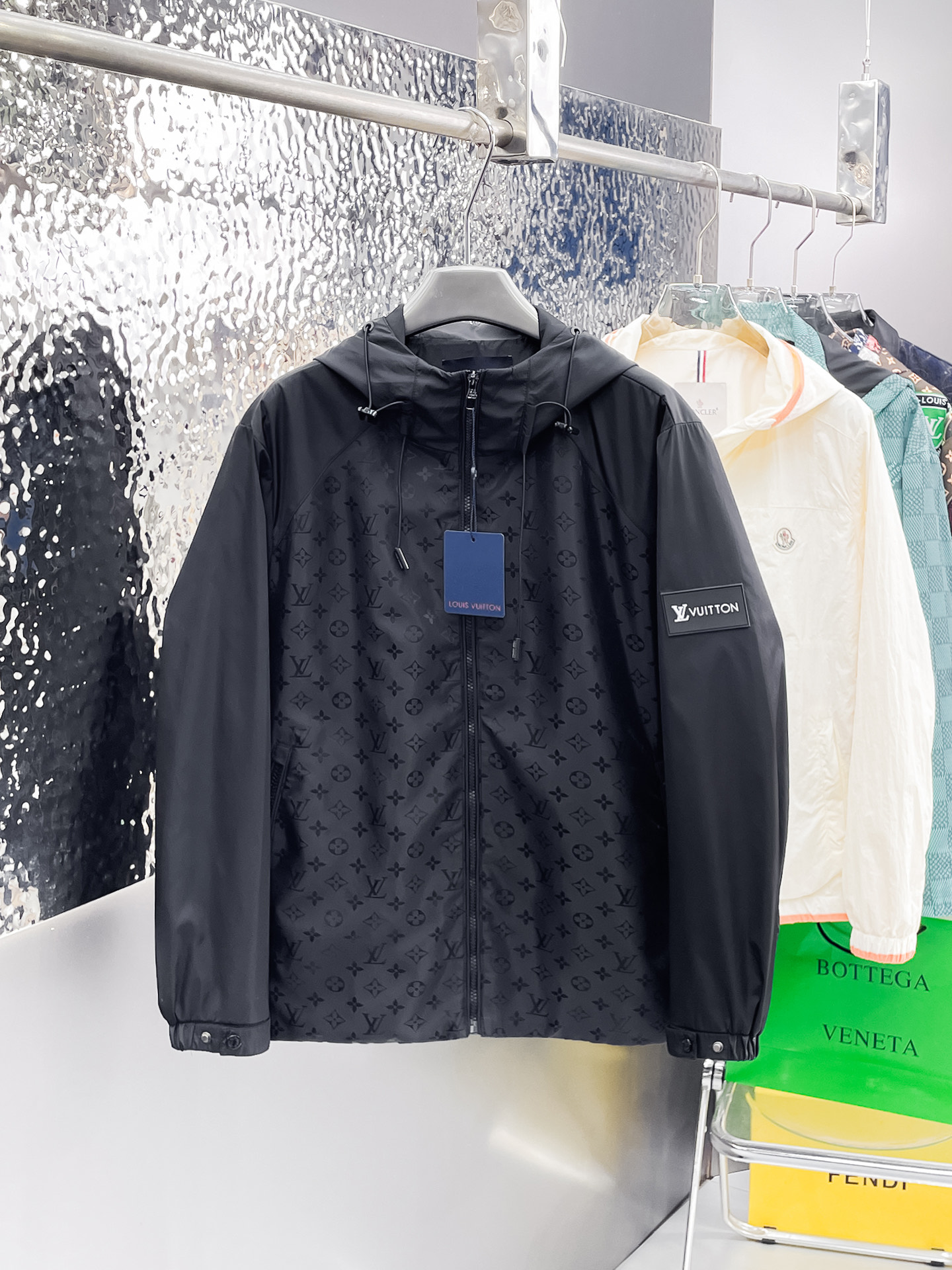 NO:537197,Lv 2025 autumn new casual jacket jacket, the latest fashionable casual zipper jacket, fashionable hooded jacket jacket! Made of professionally customized light and thin technical fabrics, the surface is neat and smooth and shiny, and the texture is obvious through the screen. The upper body is comfortable, light and not stuffy, giving you the most enjoyable wearing experience!  Exquisite auxiliary materials logo accessories!  It perfectly enhances the overall sense of luxury and class, and can get a high-end luxury atmosphere at a glance! The basic conventional hooded jacket style cut is versatile and simple on the upper body, and it is easy to deal with various occasions and environments. It is undoubtedly a must-have item for daily commuting! Size M-3XL placing an order to report height and weight!  ,,louis vuitton,jackets & coats,jackets & coats,hats,alexander wang19860909Lv 2025秋季新款休闲夹克外套,最新时尚休闲拉链夹克,时尚连帽夹克外套!专业定制的轻薄科技面料制成,表面整洁光滑且富有光泽,质感透过屏幕都显而易见,上身舒适轻盈不闷热, 给你最为享受的穿着体验！精致辅料Logo配饰！完美提升了整体的奢华档次感,一眼就能Get到的高端奢华气息!基础常规的连帽夹克版型裁剪,上身百搭简约不挑人,轻松应对各种场合与环境,属于日常通勤必备的臻品无疑!尺码M-3XL下单报身高体重！,,louis vuitton,jackets & coats,jackets & coats,hats,alexander wang,Men's clothing