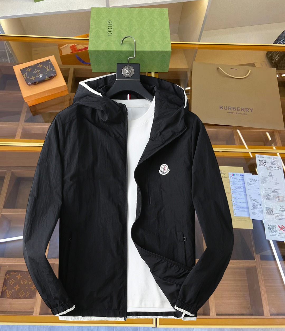 NO:519439,The new casual jacket for spring 2025, the latest fashionable casual zipper jacket, and the fashionable hooded jacket! Made of professionally customized light and thin technical fabrics, the surface is neat and smooth and shiny, and the texture is obvious through the screen. The upper body is comfortable, light and not stuffy, giving you the most enjoyable wearing experience!  Exquisite auxiliary materials logo accessories!  It perfectly enhances the overall sense of luxury and class, and can get a high-end luxury atmosphere at a glance! The basic conventional hooded jacket style cut is versatile and simple on the upper body, and it is easy to deal with various occasions and environments. It is undoubtedly a must-have item for daily commuting! Size M-3XL placing an order to report height and weight!  ,Moncler,jackets & coats,jackets & coats,hats,alexander wang19860909蒙口 2025春季新款休闲夹克外套,最新时尚休闲拉链夹克,时尚连帽夹克外套!专业定制的轻薄科技面料制成,表面整洁光滑且富有光泽,质感透过屏幕都显而易见,上身舒适轻盈不闷热, 给你最为享受的穿着体验！精致辅料Logo配饰！完美提升了整体的奢华档次感,一眼就能Get到的高端奢华气息!基础常规的连帽夹克版型裁剪,上身百搭简约不挑人,轻松应对各种场合与环境,属于日常通勤必备的臻品无疑!尺码M-3XL下单报身高体重！,,Moncler,jackets & coats,jackets & coats,hats,alexander wang,Men's clothing