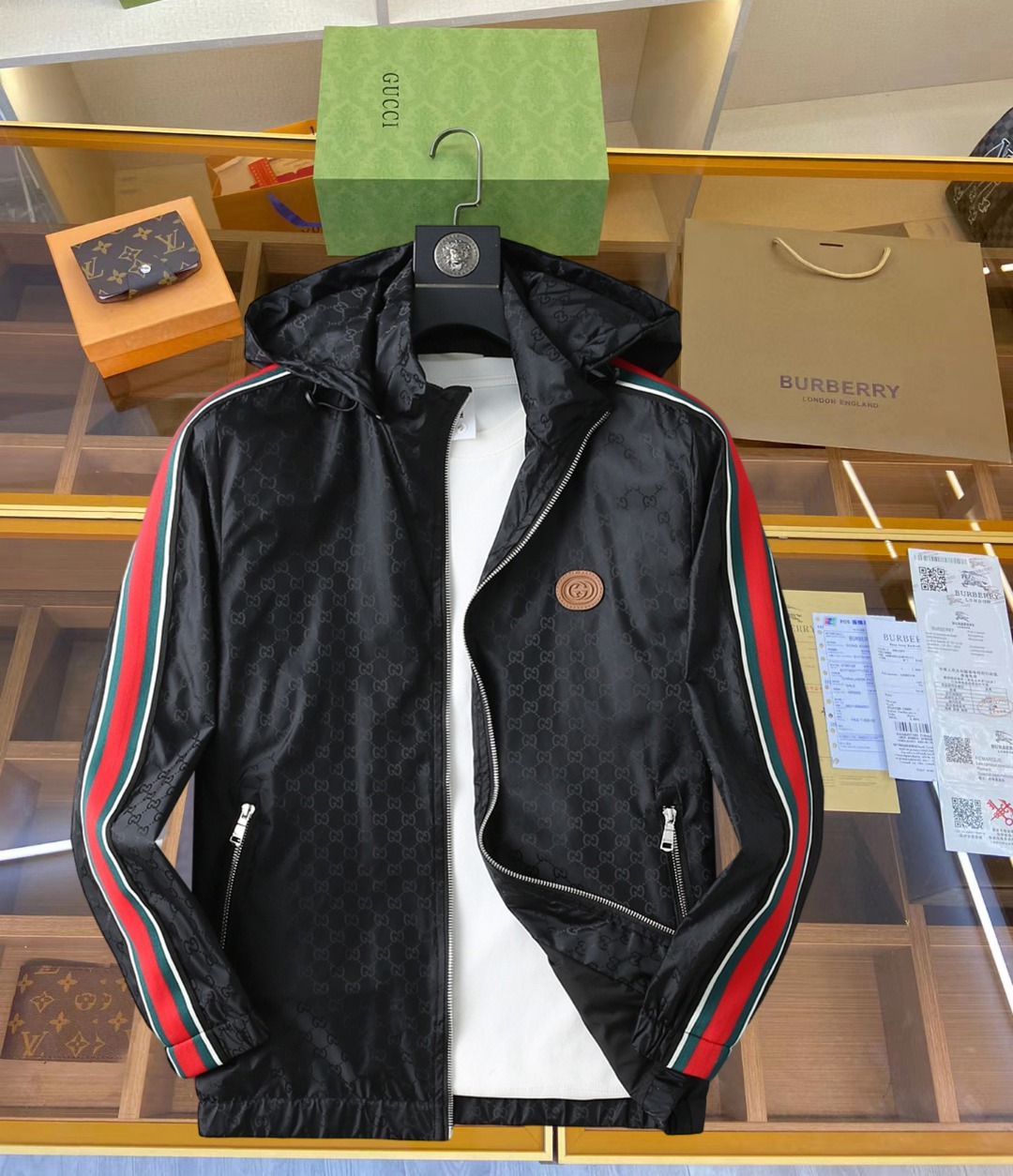 NO:519441,Gucci Spring 2025 new casual jacket jacket, the latest fashionable casual zipper jacket, fashionable hooded jacket jacket! Made of professionally customized light and thin technical fabrics, the surface is neat and smooth and shiny, and the texture is obvious through the screen. The upper body is comfortable, light and not stuffy, giving you the most enjoyable wearing experience!  Exquisite auxiliary materials logo accessories!  It perfectly enhances the overall sense of luxury and class, and can get a high-end luxury atmosphere at a glance! The basic conventional hooded jacket style cut is versatile and simple on the upper body, and it is easy to deal with various occasions and environments. It is undoubtedly a must-have item for daily commuting! Size M-3XL placing an order to report height and weight!  , gucci,jackets & coats,jackets & coats,hats,alexander wang19860909古驰 2025春季新款休闲夹克外套,最新时尚休闲拉链夹克,时尚连帽夹克外套!专业定制的轻薄科技面料制成,表面整洁光滑且富有光泽,质感透过屏幕都显而易见,上身舒适轻盈不闷热, 给你最为享受的穿着体验！精致辅料Logo配饰！完美提升了整体的奢华档次感,一眼就能Get到的高端奢华气息!基础常规的连帽夹克版型裁剪,上身百搭简约不挑人,轻松应对各种场合与环境,属于日常通勤必备的臻品无疑!尺码M-3XL下单报身高体重！,,gucci,jackets & coats,jackets & coats,hats,alexander wang,Men's clothing