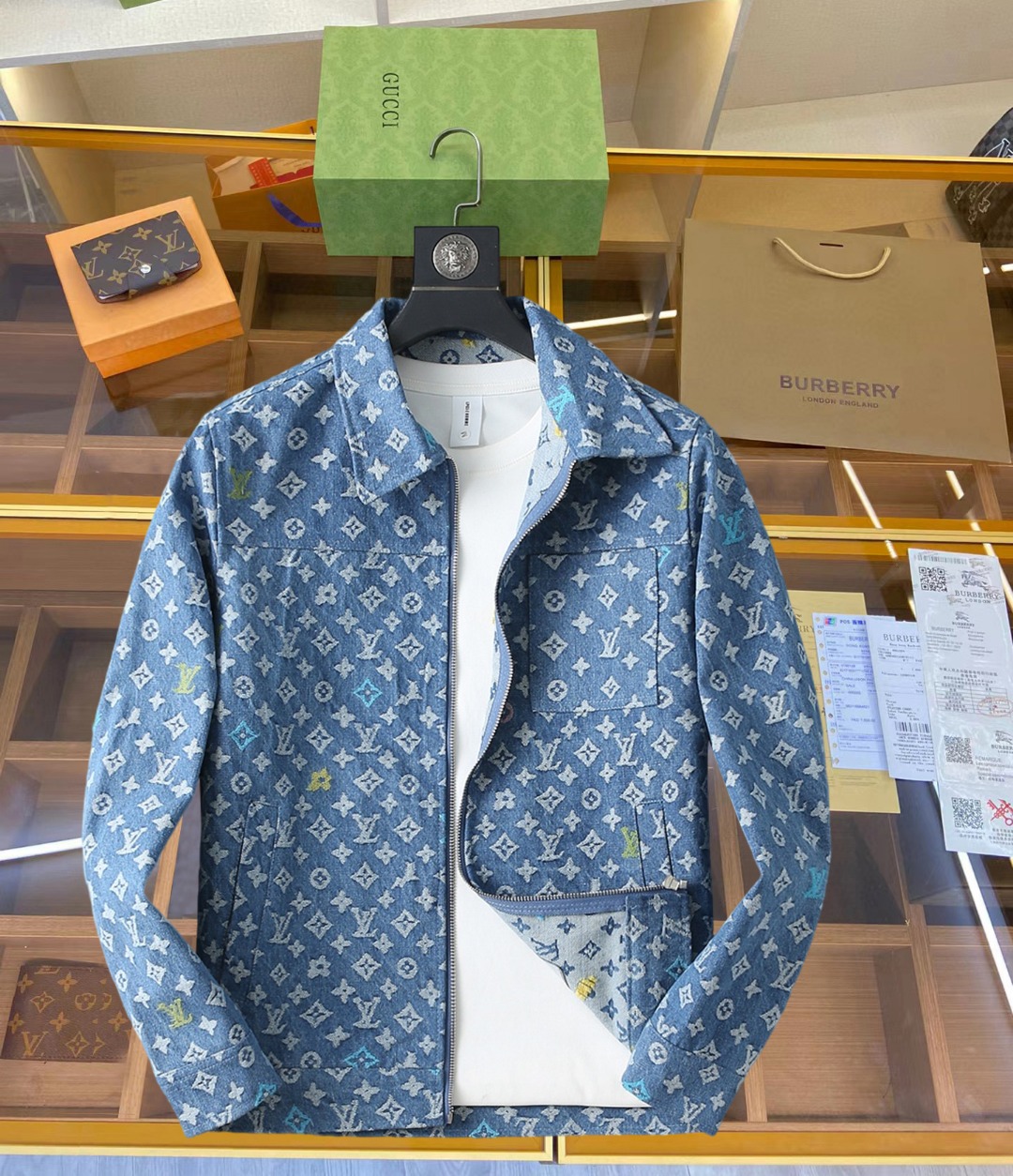 NO:519443,Louis Vuitton LV Spring 2025 new casual denim jacket jacket, the latest fashionable casual zipper jacket, fashionable hooded jacket! Made of professionally customized light and thin technical fabrics, the surface is neat and smooth and shiny, and the texture is obvious through the screen. The upper body is comfortable, light and not stuffy, giving you the most enjoyable wearing experience!  Exquisite auxiliary materials logo accessories!  It perfectly enhances the overall sense of luxury and class, and can get a high-end luxury atmosphere at a glance! The basic conventional hooded jacket style cut is versatile and simple on the upper body, and it is easy to deal with various occasions and environments. It is undoubtedly a must-have item for daily commuting! Size M-3XL placing an order to report height and weight!  ,,louis vuitton,louis vuitton,jackets & coats,jackets & coats,hats,alexander wang19860909路易威登LV 2025春季新款休闲牛仔夹克外套,最新时尚休闲拉链夹克,时尚连帽夹克外套!专业定制的轻薄科技面料制成,表面整洁光滑且富有光泽,质感透过屏幕都显而易见,上身舒适轻盈不闷热, 给你最为享受的穿着体验！精致辅料Logo配饰！完美提升了整体的奢华档次感,一眼就能Get到的高端奢华气息!基础常规的连帽夹克版型裁剪,上身百搭简约不挑人,轻松应对各种场合与环境,属于日常通勤必备的臻品无疑!尺码M-3XL下单报身高体重！,,louis vuitton,louis vuitton,jackets & coats,jackets & coats,hats,alexander wang,Men's clothing