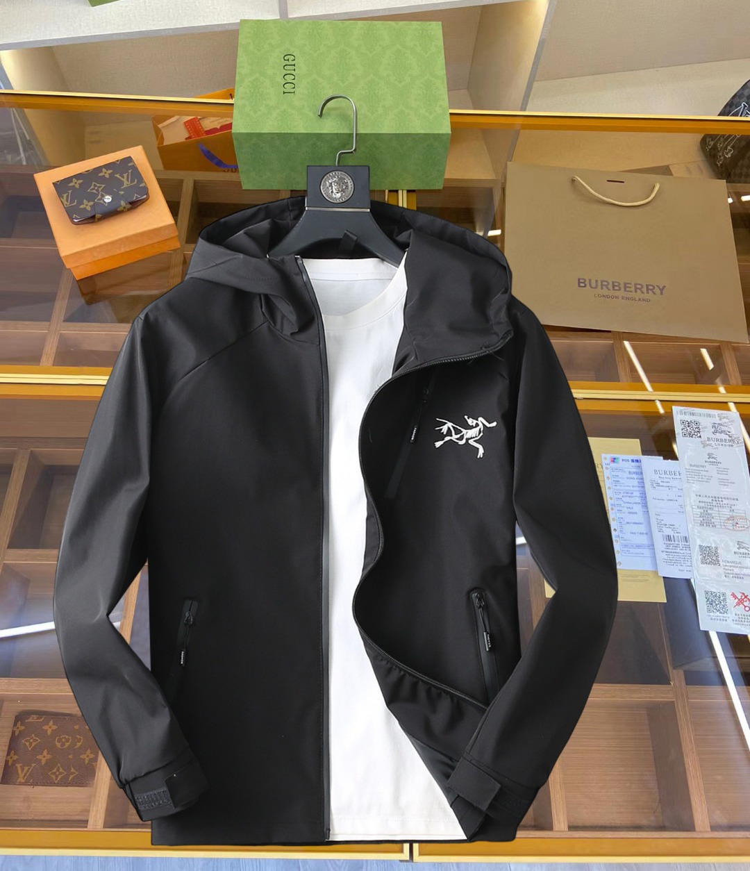 NO:519445,Archaeopteryx 2025 spring new casual jacket jacket, the latest fashionable casual zipper jacket, and fashionable hooded jacket jacket! Made of professionally customized light and thin technical fabrics, the surface is neat and smooth and shiny, and the texture is obvious through the screen. The upper body is comfortable, light and not stuffy, giving you the most enjoyable wearing experience!  Exquisite auxiliary materials logo accessories!  It perfectly enhances the overall sense of luxury and class, and can get a high-end luxury atmosphere at a glance! The basic conventional hooded jacket style cut is versatile and simple on the upper body, and it is easy to deal with various occasions and environments. It is undoubtedly a must-have item for daily commuting! Size M-3XL placing an order to report height and weight!  ,arc'teryx,jackets & coats,jackets & coats,hats,alexander wang19860909始祖鸟2025春季新款休闲夹克外套,最新时尚休闲拉链夹克,时尚连帽夹克外套!专业定制的轻薄科技面料制成,表面整洁光滑且富有光泽,质感透过屏幕都显而易见,上身舒适轻盈不闷热, 给你最为享受的穿着体验！精致辅料Logo配饰！完美提升了整体的奢华档次感,一眼就能Get到的高端奢华气息!基础常规的连帽夹克版型裁剪,上身百搭简约不挑人,轻松应对各种场合与环境,属于日常通勤必备的臻品无疑!尺码M-3XL下单报身高体重！,arc'teryx,jackets & coats,jackets & coats,hats,alexander wang,Men's clothing