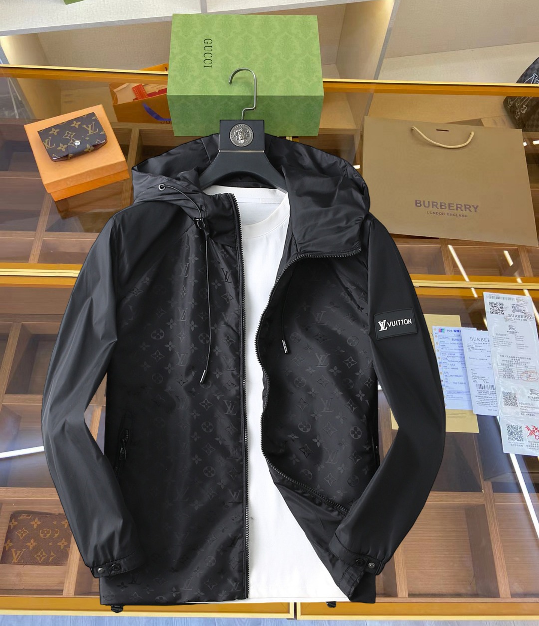 NO:519449,Lv 2025 spring new casual jacket jacket, the latest fashionable casual zipper jacket, fashionable hooded jacket jacket! Made of professionally customized light and thin technical fabrics, the surface is neat and smooth and shiny, and the texture is obvious through the screen. The upper body is comfortable, light and not stuffy, giving you the most enjoyable wearing experience!  Exquisite auxiliary materials logo accessories!  It perfectly enhances the overall sense of luxury and class, and can get a high-end luxury atmosphere at a glance! The basic conventional hooded jacket style cut is versatile and simple on the upper body, and it is easy to deal with various occasions and environments. It is undoubtedly a must-have item for daily commuting! Size M-3XL placing an order to report height and weight!  ,,louis vuitton,jackets & coats,jackets & coats,hats,alexander wang19860909Lv 2025春季新款休闲夹克外套,最新时尚休闲拉链夹克,时尚连帽夹克外套!专业定制的轻薄科技面料制成,表面整洁光滑且富有光泽,质感透过屏幕都显而易见,上身舒适轻盈不闷热, 给你最为享受的穿着体验！精致辅料Logo配饰！完美提升了整体的奢华档次感,一眼就能Get到的高端奢华气息!基础常规的连帽夹克版型裁剪,上身百搭简约不挑人,轻松应对各种场合与环境,属于日常通勤必备的臻品无疑!尺码M-3XL下单报身高体重！,,louis vuitton,jackets & coats,jackets & coats,hats,alexander wang,Men's clothing