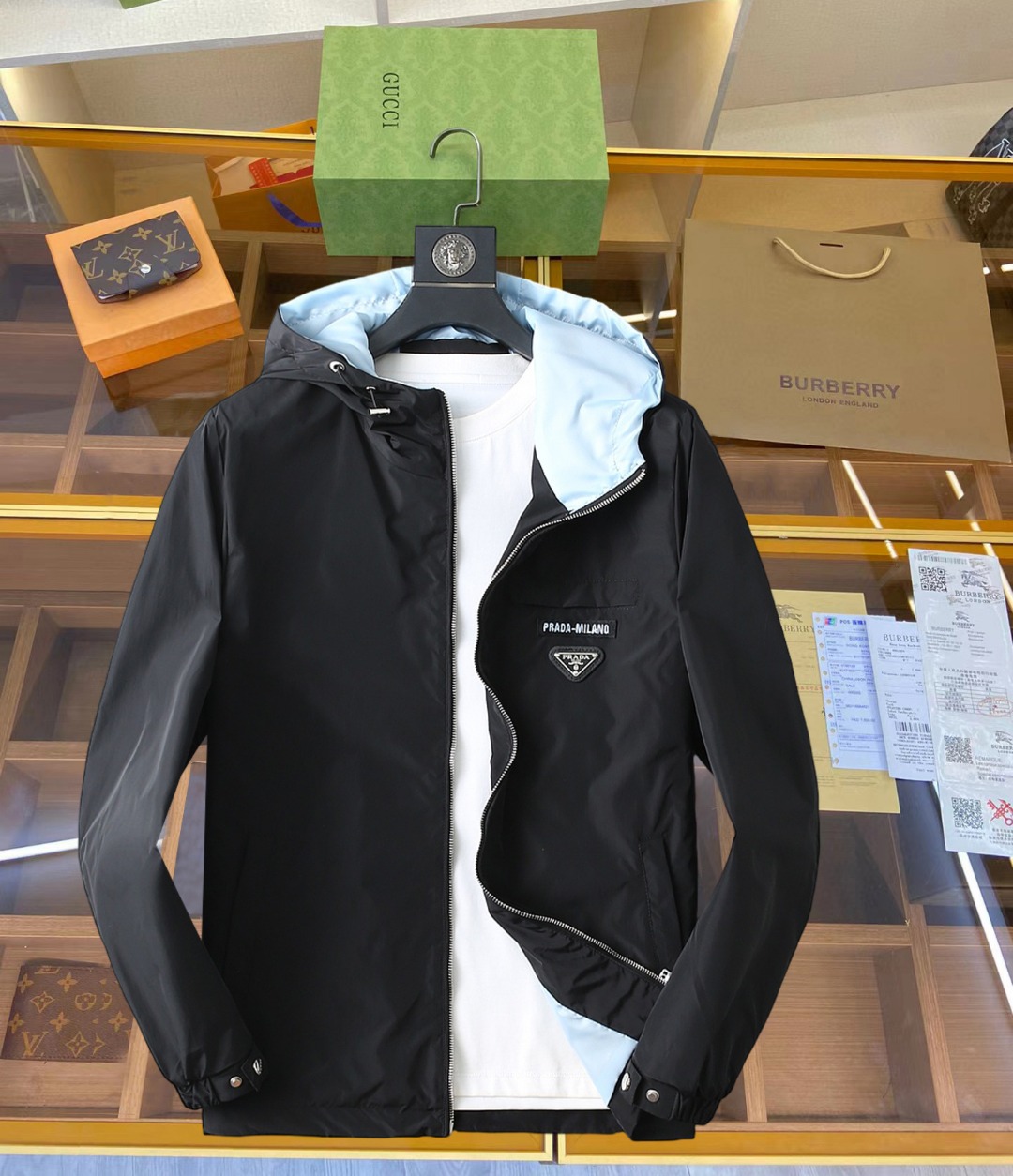 NO:519306,Prada Spring 2025 new casual jacket jacket, the latest fashionable casual zipper jacket, fashionable hooded jacket jacket! Made of professionally customized light and thin technical fabrics, the surface is neat and smooth and shiny, and the texture is obvious through the screen. The upper body is comfortable, light and not stuffy, giving you the most enjoyable wearing experience!  Exquisite auxiliary materials logo accessories!  It perfectly enhances the overall sense of luxury and class, and can get a high-end luxury atmosphere at a glance! The basic conventional hooded jacket style cut is versatile and simple on the upper body, and it is easy to deal with various occasions and environments. It is undoubtedly a must-have item for daily commuting! Size M-3XL placing an order to report height and weight!  ,,prada,jackets & coats,jackets & coats,hats,alexander wang19860909普拉达 2025春季新款休闲夹克外套,最新时尚休闲拉链夹克,时尚连帽夹克外套!专业定制的轻薄科技面料制成,表面整洁光滑且富有光泽,质感透过屏幕都显而易见,上身舒适轻盈不闷热, 给你最为享受的穿着体验！精致辅料Logo配饰！完美提升了整体的奢华档次感,一眼就能Get到的高端奢华气息!基础常规的连帽夹克版型裁剪,上身百搭简约不挑人,轻松应对各种场合与环境,属于日常通勤必备的臻品无疑!尺码M-3XL下单报身高体重！,,prada,jackets & coats,jackets & coats,hats,alexander wang,Men's clothing