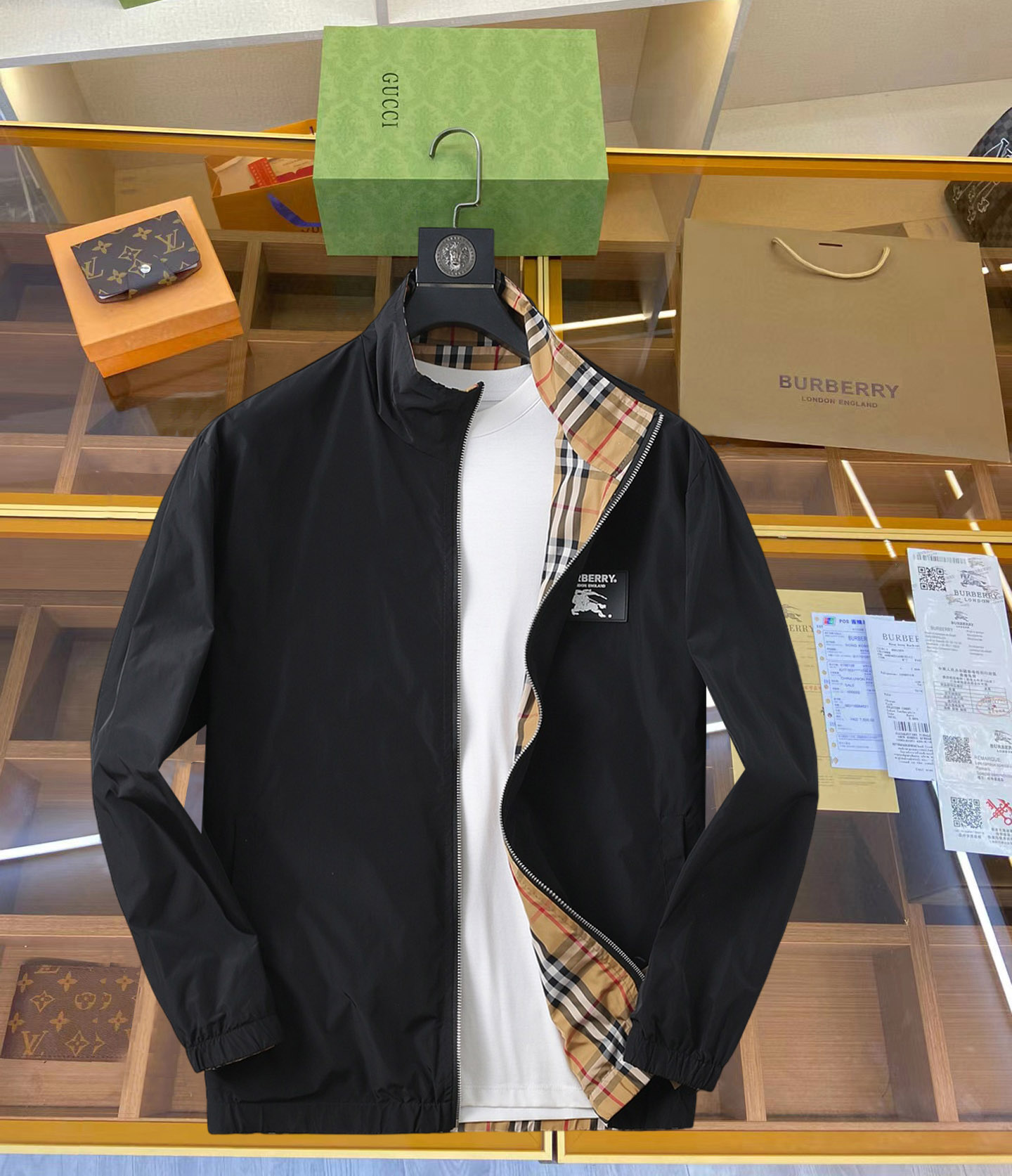 NO:519309,Burberry's new spring 2025 casual jacket jacket, the latest fashionable casual zipper jacket, and fashionable hooded jacket jacket! Made of professionally customized light and thin technical fabrics, the surface is neat and smooth and shiny, and the texture is obvious through the screen. The upper body is comfortable, light and not stuffy, giving you the most enjoyable wearing experience!  Exquisite auxiliary materials logo accessories!  It perfectly enhances the overall sense of luxury and class, and can get a high-end luxury atmosphere at a glance! The basic conventional hooded jacket style cut is versatile and simple on the upper body, and it is easy to deal with various occasions and environments. It is undoubtedly a must-have item for daily commuting! Size M-3XL placing an order to report height and weight!  ,burberry,jackets & coats,jackets & coats,hats,alexander wang19860909巴宝莉 2025春季新款休闲夹克外套,最新时尚休闲拉链夹克,时尚连帽夹克外套!专业定制的轻薄科技面料制成,表面整洁光滑且富有光泽,质感透过屏幕都显而易见,上身舒适轻盈不闷热, 给你最为享受的穿着体验！精致辅料Logo配饰！完美提升了整体的奢华档次感,一眼就能Get到的高端奢华气息!基础常规的连帽夹克版型裁剪,上身百搭简约不挑人,轻松应对各种场合与环境,属于日常通勤必备的臻品无疑!尺码M-3XL下单报身高体重！,,burberry,jackets & coats,jackets & coats,hats,alexander wang,Men's clothing
