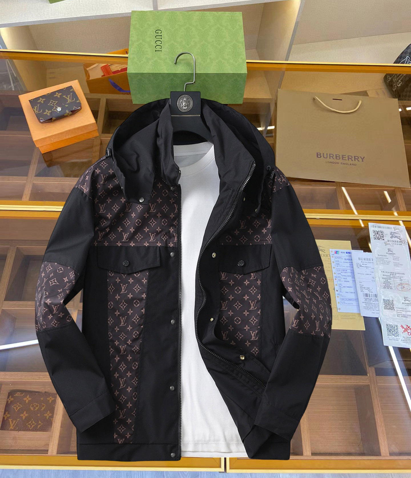 NO:519312,Lv 2025 spring new casual jacket jacket, the latest fashionable casual zipper jacket, fashionable hooded jacket jacket! Made of professionally customized light and thin technical fabrics, the surface is neat and smooth and shiny, and the texture is obvious through the screen. The upper body is comfortable, light and not stuffy, giving you the most enjoyable wearing experience!  Exquisite auxiliary materials logo accessories!  It perfectly enhances the overall sense of luxury and class, and can get a high-end luxury atmosphere at a glance! The basic conventional hooded jacket style cut is versatile and simple on the upper body, and it is easy to deal with various occasions and environments. It is undoubtedly a must-have item for daily commuting! Size M-3XL placing an order to report height and weight!  ,,louis vuitton,jackets & coats,jackets & coats,hats,alexander wang19860909Lv 2025春季新款休闲夹克外套,最新时尚休闲拉链夹克,时尚连帽夹克外套!专业定制的轻薄科技面料制成,表面整洁光滑且富有光泽,质感透过屏幕都显而易见,上身舒适轻盈不闷热, 给你最为享受的穿着体验！精致辅料Logo配饰！完美提升了整体的奢华档次感,一眼就能Get到的高端奢华气息!基础常规的连帽夹克版型裁剪,上身百搭简约不挑人,轻松应对各种场合与环境,属于日常通勤必备的臻品无疑!尺码M-3XL下单报身高体重！,,louis vuitton,jackets & coats,jackets & coats,hats,alexander wang,Men's clothing