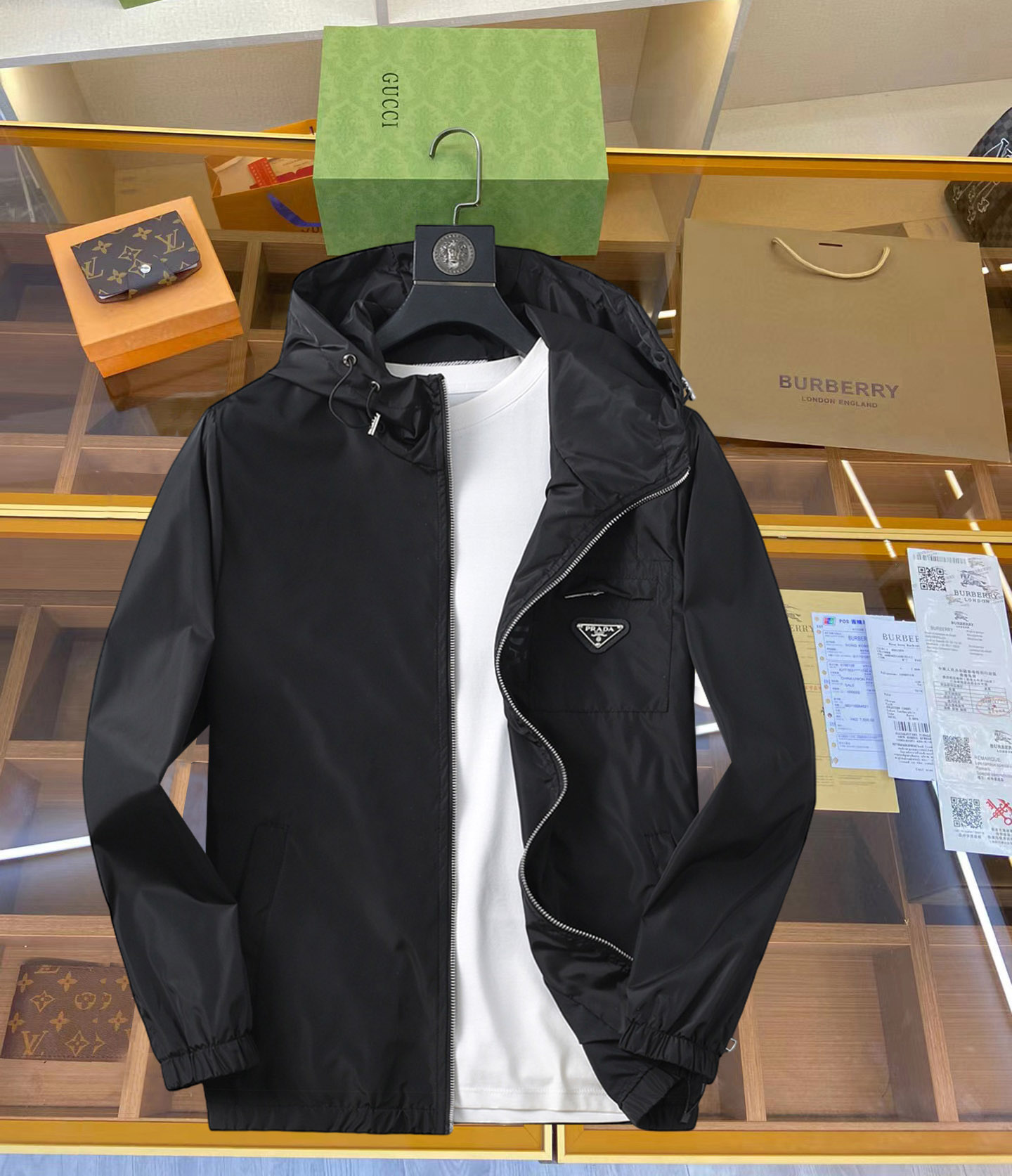 NO:519315,Prada Spring 2025 new casual jacket jacket, the latest fashionable casual zipper jacket, fashionable hooded jacket jacket! Made of professionally customized light and thin technical fabrics, the surface is neat and smooth and shiny, and the texture is obvious through the screen. The upper body is comfortable, light and not stuffy, giving you the most enjoyable wearing experience!  Exquisite auxiliary materials logo accessories!  It perfectly enhances the overall sense of luxury and class, and can get a high-end luxury atmosphere at a glance! The basic conventional hooded jacket style cut is versatile and simple on the upper body, and it is easy to deal with various occasions and environments. It is undoubtedly a must-have item for daily commuting! Size M-3XL placing an order to report height and weight!  ,,prada,jackets & coats,jackets & coats,hats,alexander wang19860909普拉达 2025春季新款休闲夹克外套,最新时尚休闲拉链夹克,时尚连帽夹克外套!专业定制的轻薄科技面料制成,表面整洁光滑且富有光泽,质感透过屏幕都显而易见,上身舒适轻盈不闷热, 给你最为享受的穿着体验！精致辅料Logo配饰！完美提升了整体的奢华档次感,一眼就能Get到的高端奢华气息!基础常规的连帽夹克版型裁剪,上身百搭简约不挑人,轻松应对各种场合与环境,属于日常通勤必备的臻品无疑!尺码M-3XL下单报身高体重！,,prada,jackets & coats,jackets & coats,hats,alexander wang,Men's clothing