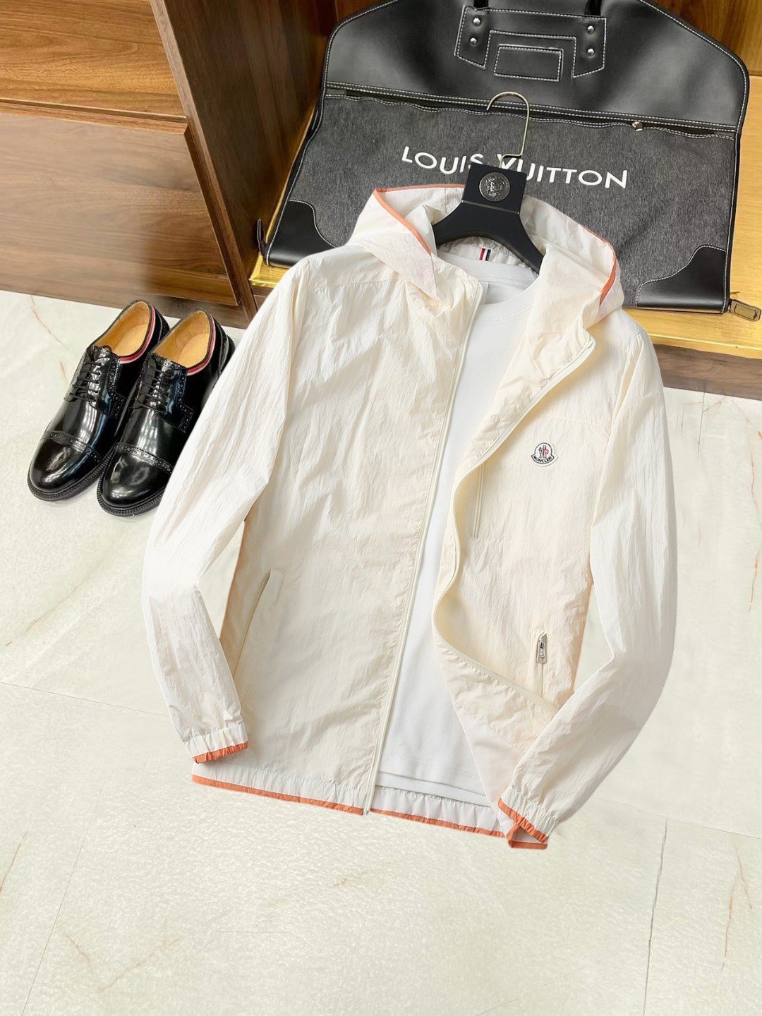 NO:538022,The new 2025 autumn jacket, the new product on the show is perfect, comfortable and warm, the three-standard complete colors and full and attractive, and the very outstanding design easily advances the sense of fashion. The workmanship is extremely exquisite and rigorous, and the wiring is neat and meticulous!  A masterpiece of a big-name designer!  The upper body doesn't look bloated and super handsome!  Spot code M ~ XXXL,,Moncler,jackets & coats,jackets & coats,alexander wang19860909蒙口 2025秋季新款夹克外套,秀场新品品相非常完美,舒适保暖,三标齐全色泽饱满诱人,非常出彩的设计,轻松将时髦感进阶,做工极为考究严谨,走线工整细致！大牌设计师巨作！上身不显臃肿、超级帅气！现货码数M ～ XXXL,,Moncler,jackets & coats,jackets & coats,alexander wang,Men's clothing