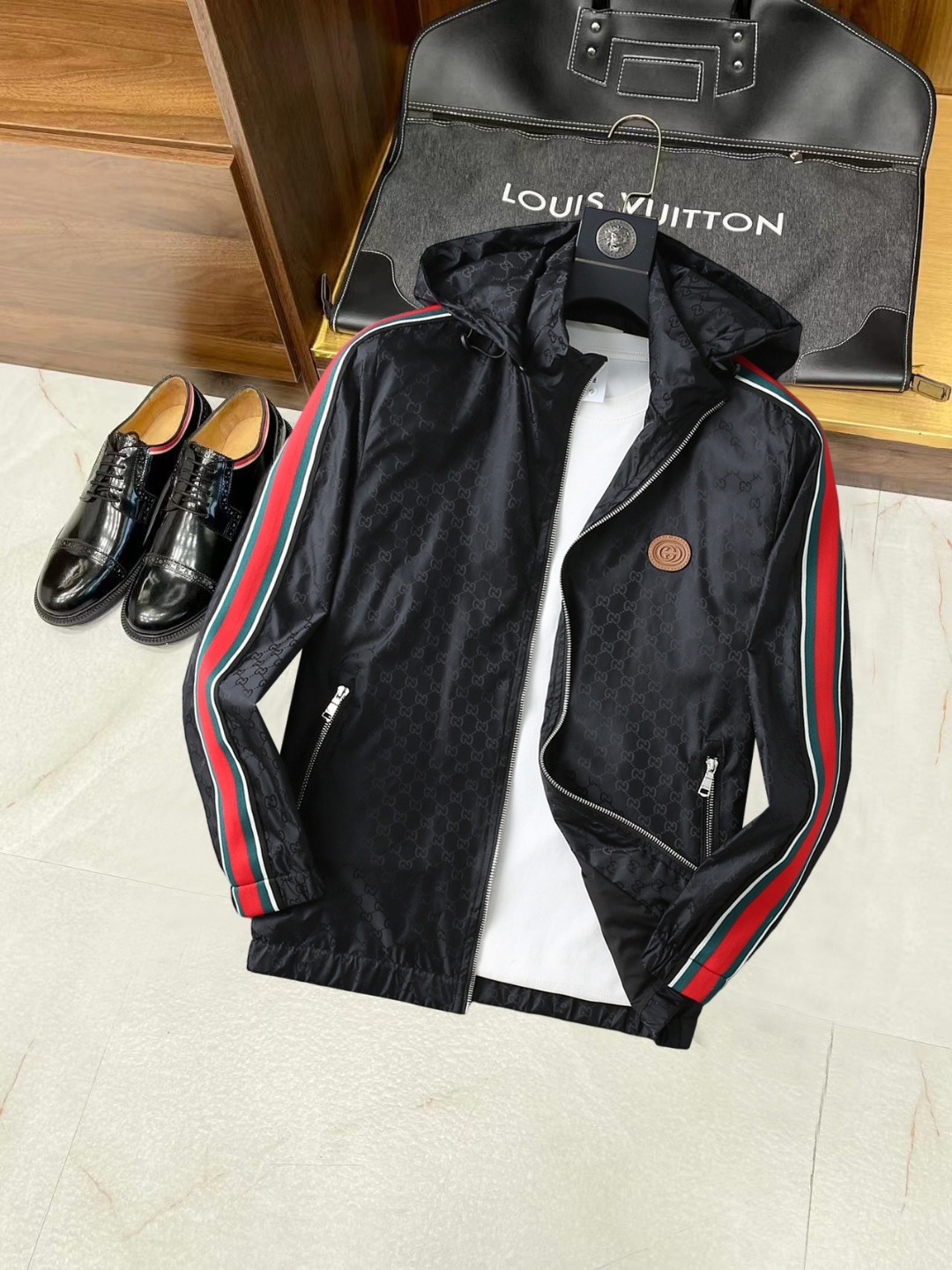 NO:538010,Gucci 2025 autumn new jacket jacket, the new product on the show is perfect, comfortable and warm, the three standards are complete in color and full and attractive, and the very outstanding design easily advances the sense of fashion, the workmanship is extremely exquisite and rigorous, and the wiring is neat and meticulous!  A masterpiece of a big-name designer!  The upper body doesn't look bloated and super handsome!  Spot code M ~ XXXL,,gucci,jackets & coats,jackets & coats,alexander wang19860909古驰 2025秋季新款夹克外套,秀场新品品相非常完美,舒适保暖,三标齐全色泽饱满诱人,非常出彩的设计,轻松将时髦感进阶,做工极为考究严谨,走线工整细致！大牌设计师巨作！上身不显臃肿、超级帅气！现货码数M ～ XXXL,,gucci,jackets & coats,jackets & coats,alexander wang,Men's clothing