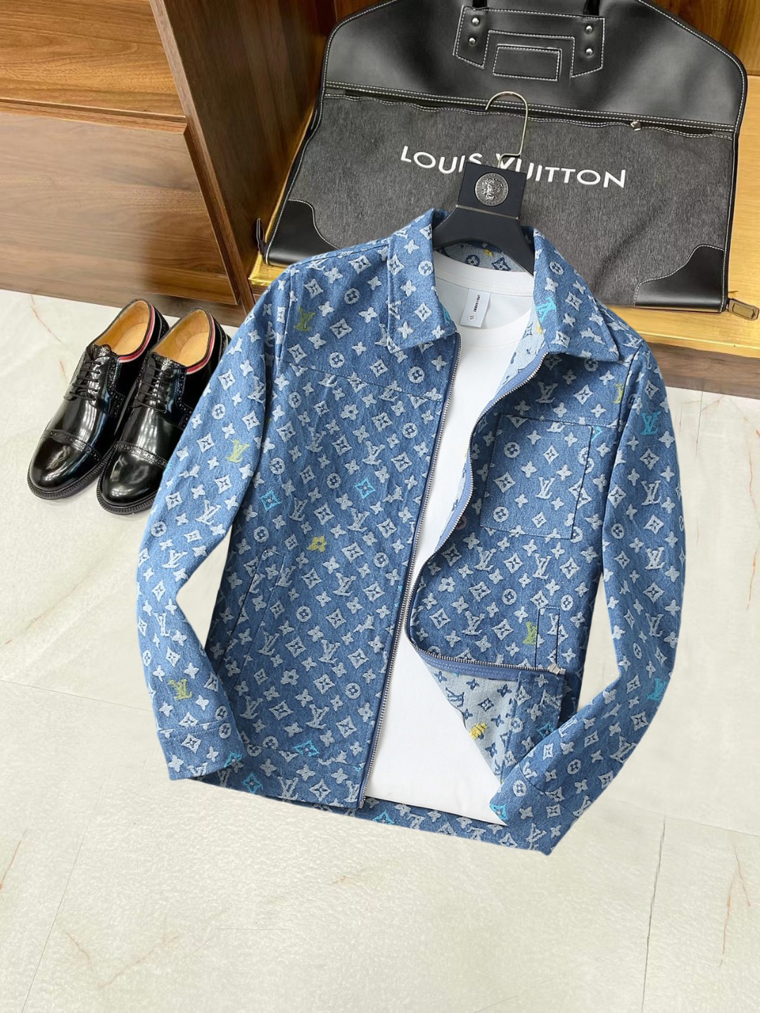 NO:538013,LV 2025 autumn new jacket jacket, the new product on the show is perfect, comfortable and warm, the three standards are complete in color and full and attractive, and the very outstanding design easily advances the sense of fashion, the workmanship is extremely exquisite and rigorous, and the wiring is neat and meticulous!  A masterpiece of a big-name designer!  The upper body doesn't look bloated and super handsome!  Spot code M ~ XXXL,,louis vuitton,jackets & coats,jackets & coats,alexander wang19860909LV 2025秋季新款夹克外套,秀场新品品相非常完美,舒适保暖,三标齐全色泽饱满诱人,非常出彩的设计,轻松将时髦感进阶,做工极为考究严谨,走线工整细致！大牌设计师巨作！上身不显臃肿、超级帅气！现货码数M ～ XXXL,,louis vuitton,jackets & coats,jackets & coats,alexander wang,Men's clothing
