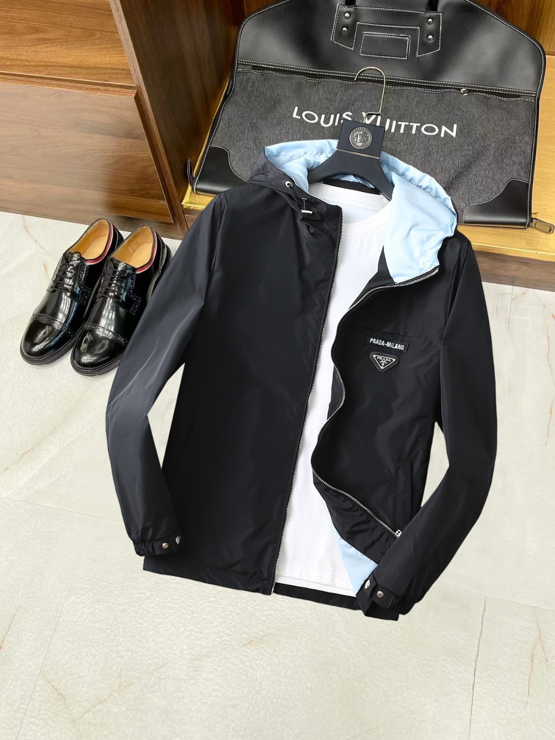 NO:538019,Prada 2025 autumn new jacket jacket, the new product on the show is perfect, comfortable and warm, the three standards are complete in color and full and attractive, and the very outstanding design easily advances the sense of fashion. The workmanship is extremely exquisite and rigorous, and the wiring is neat and meticulous!  A masterpiece of a big-name designer!  The upper body doesn't look bloated and super handsome!  Spot code M ~ XXXL,,prada,jackets & coats,jackets & coats,alexander wang19860909普拉达 2025秋季新款夹克外套,秀场新品品相非常完美,舒适保暖,三标齐全色泽饱满诱人,非常出彩的设计,轻松将时髦感进阶,做工极为考究严谨,走线工整细致！大牌设计师巨作！上身不显臃肿、超级帅气！现货码数M ～ XXXL,,prada,jackets & coats,jackets & coats,alexander wang,Men's clothing