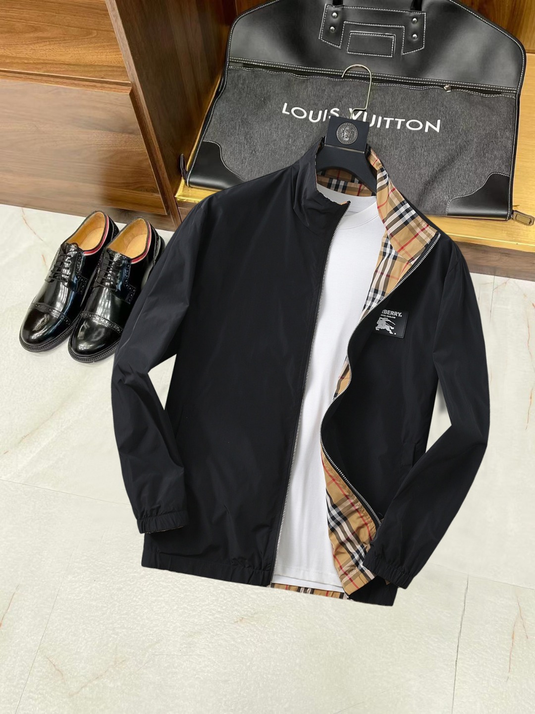 NO:538028,Burberry's 2025 autumn new jacket jacket, the new product on the show is perfect, comfortable and warm, the three-standard complete colors and full and attractive, and the very outstanding design easily advances the sense of fashion, the workmanship is extremely exquisite and rigorous, and the wiring is neat and meticulous!  A masterpiece of a big-name designer!  The upper body doesn't look bloated and super handsome!  Spot code M ~ XXXL,,burberry,jackets & coats,jackets & coats,alexander wang19860909巴宝莉 2025秋季新款夹克外套,秀场新品品相非常完美,舒适保暖,三标齐全色泽饱满诱人,非常出彩的设计,轻松将时髦感进阶,做工极为考究严谨,走线工整细致！大牌设计师巨作！上身不显臃肿、超级帅气！现货码数M ～ XXXL,,burberry,jackets & coats,jackets & coats,alexander wang,Men's clothing