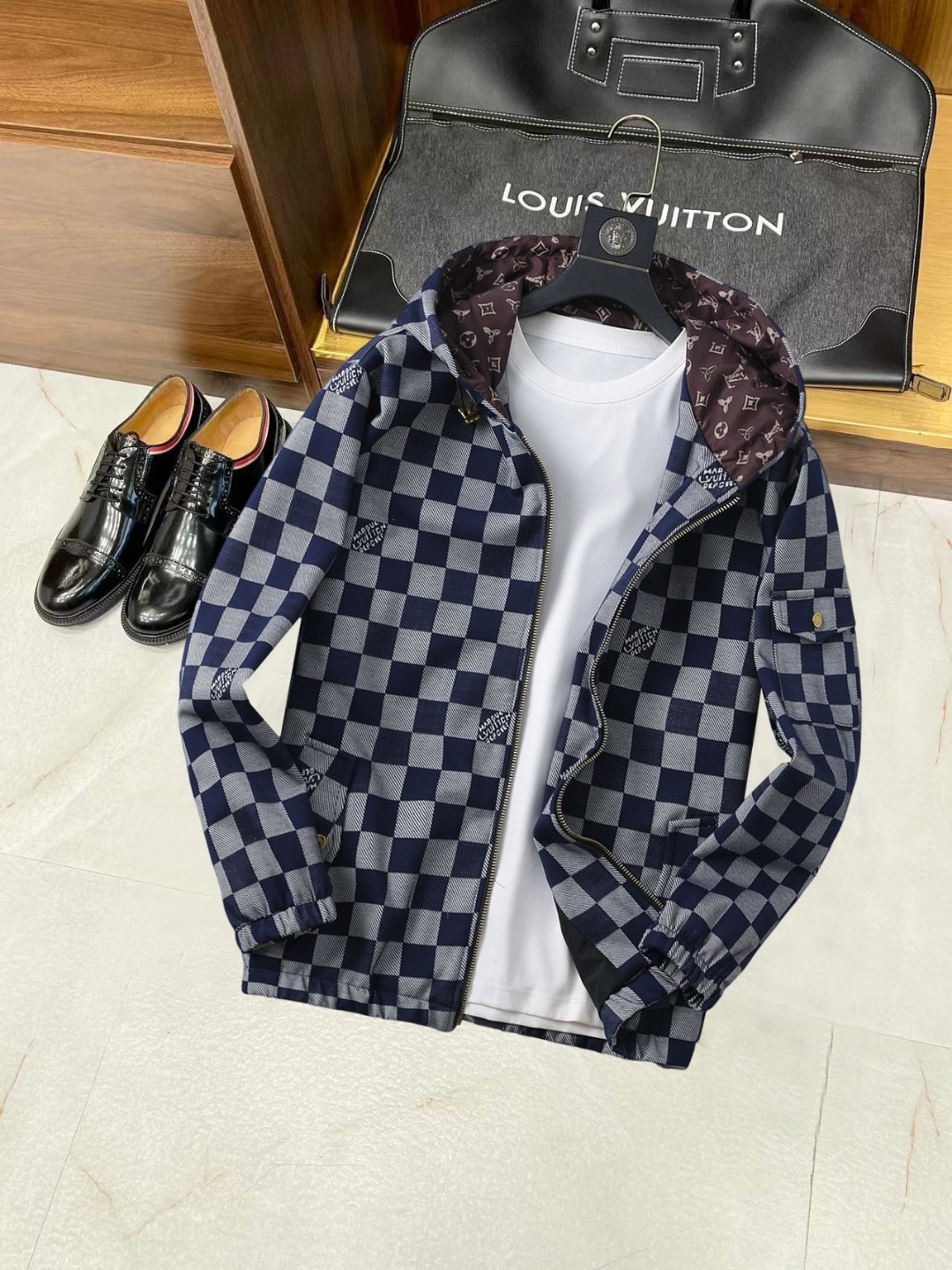 NO:538025,LV 2025 autumn new jacket jacket, the new product on the show is perfect, comfortable and warm, the three standards are complete in color and full and attractive, and the very outstanding design easily advances the sense of fashion, the workmanship is extremely exquisite and rigorous, and the wiring is neat and meticulous!  A masterpiece of a big-name designer!  The upper body doesn't look bloated and super handsome!  Spot code M ~ XXXL,,louis vuitton,jackets & coats,jackets & coats,alexander wang19860909LV 2025秋季新款夹克外套,秀场新品品相非常完美,舒适保暖,三标齐全色泽饱满诱人,非常出彩的设计,轻松将时髦感进阶,做工极为考究严谨,走线工整细致！大牌设计师巨作！上身不显臃肿、超级帅气！现货码数M ～ XXXL,,louis vuitton,jackets & coats,jackets & coats,alexander wang,Men's clothing