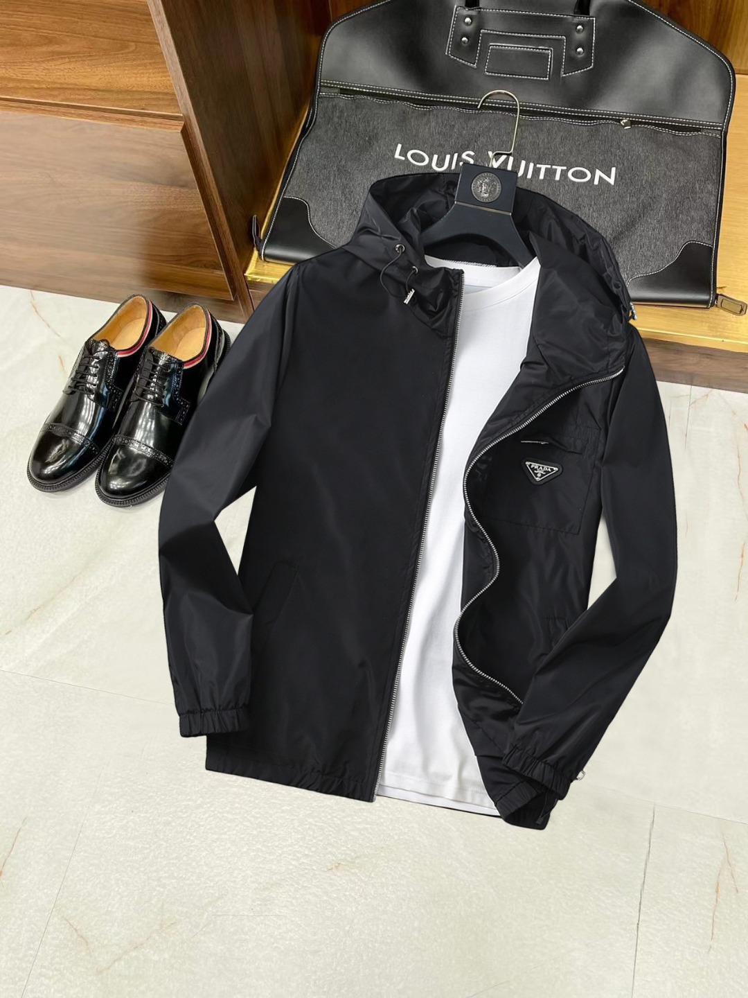 NO:538005,Prada 2025 autumn new jacket jacket, the new product on the show is perfect, comfortable and warm, the three standards are complete in color and full and attractive, and the very outstanding design easily advances the sense of fashion. The workmanship is extremely exquisite and rigorous, and the wiring is neat and meticulous!  A masterpiece of a big-name designer!  The upper body doesn't look bloated and super handsome!  Spot code M ~ XXXL,,prada,jackets & coats,jackets & coats,alexander wang19860909普拉达 2025秋季新款夹克外套,秀场新品品相非常完美,舒适保暖,三标齐全色泽饱满诱人,非常出彩的设计,轻松将时髦感进阶,做工极为考究严谨,走线工整细致！大牌设计师巨作！上身不显臃肿、超级帅气！现货码数M ～ XXXL,,prada,jackets & coats,jackets & coats,alexander wang,Men's clothing