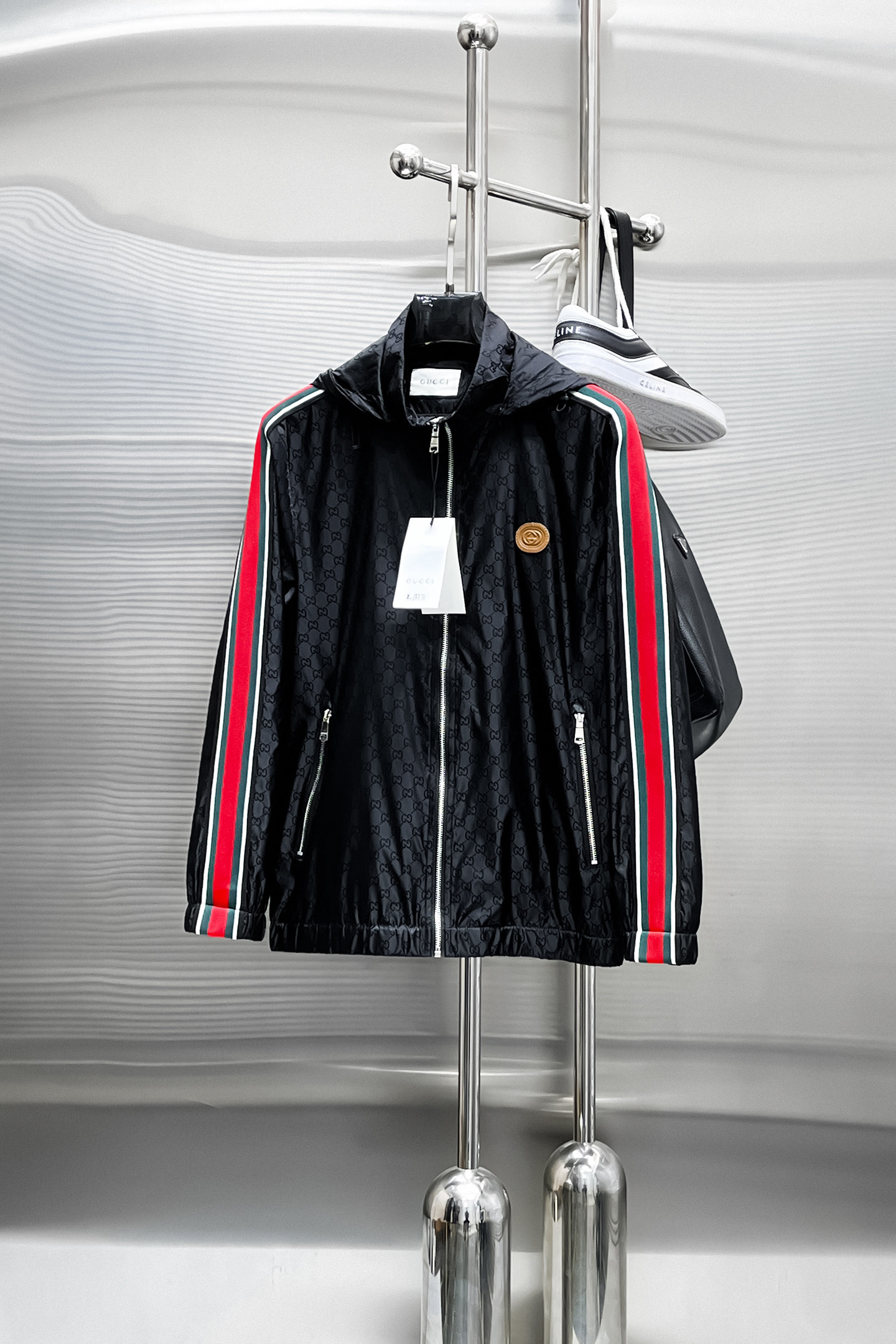 NO:519366,Gucci's new spring 2025 fashion casual jacket, imported original technology fabric, comfortable and breathable upper body, versatile and not picky, a must-have for successful men in fashion urban areas!  The exquisite craftsmanship logo on the chest, unique design, European fashion style, and fine craftsmanship, highlighting the personality of young people. The original hardware and accessories are of extremely high grade and are very handsome in the upper body!  M-3XL orders to report height and weight!  ,,gucci,jackets & coats,jackets & coats,alexander wang19860909古驰 2025春季新品时尚休闲夹克外套,进口原版科技面料,上身舒适透气,百搭不挑人,时尚都市成功男人必备！胸前精致工艺logo,独特设计欧洲时尚风格,精细工艺,彰显了年轻人的个性,原版五金辅料,档次极高,上身帅气十足！M-3XL下单报身高体重！,,gucci,jackets & coats,jackets & coats,alexander wang,Men's clothing