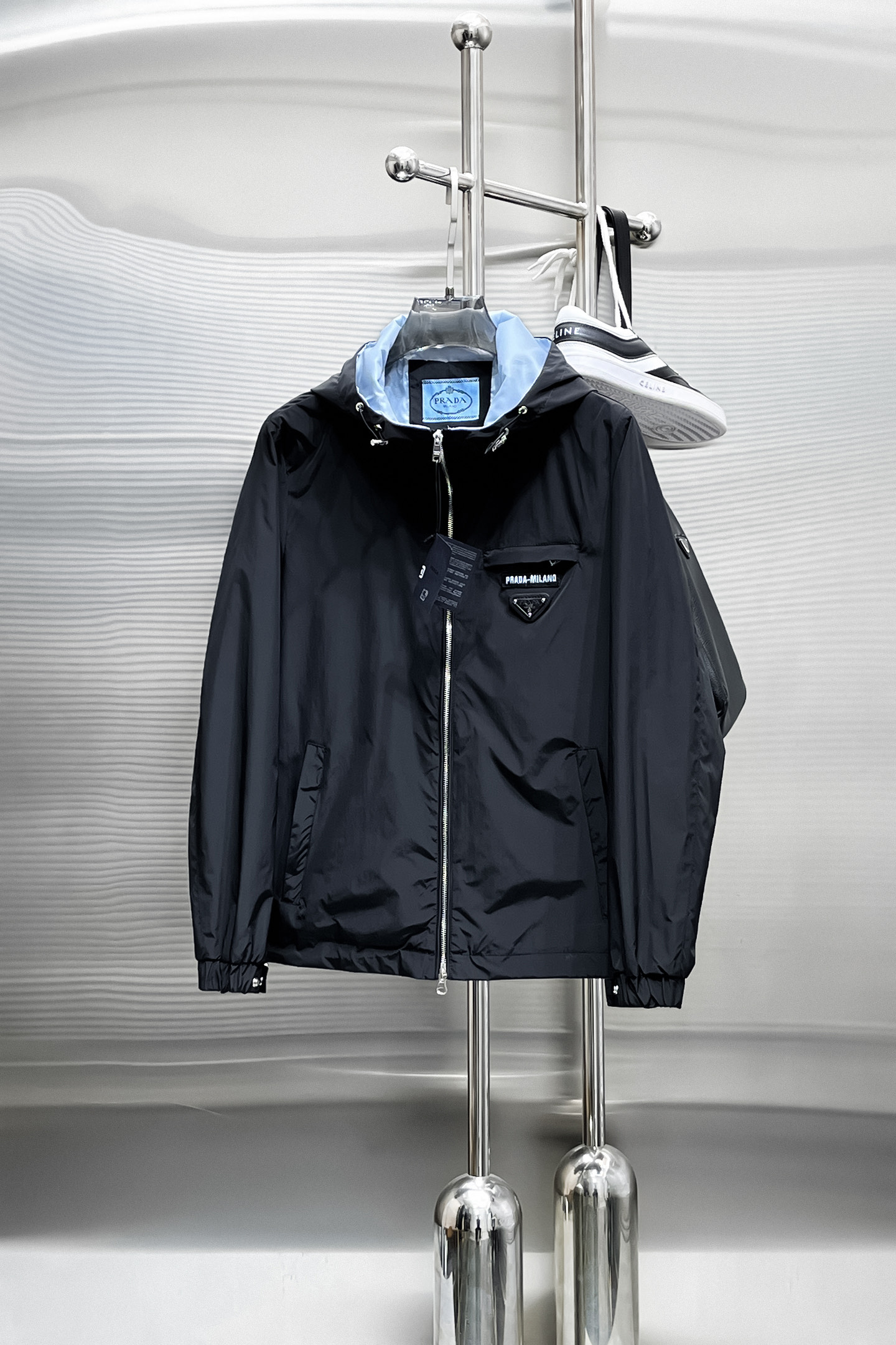 NO:519369,Prada 2025 spring new fashion casual jacket jacket, imported original technology fabric, comfortable and breathable upper body, versatile and not picky, a must-have for successful men in fashion urban areas!  The exquisite craftsmanship logo on the chest, unique design, European fashion style, and fine craftsmanship, highlighting the personality of young people. The original hardware and accessories are of extremely high grade and are very handsome in the upper body!  M-3XL orders to report height and weight!  ,,prada,jackets & coats,jackets & coats,alexander wang19860909普拉达 2025春季新品时尚休闲夹克外套,进口原版科技面料,上身舒适透气,百搭不挑人,时尚都市成功男人必备！胸前精致工艺logo,独特设计欧洲时尚风格,精细工艺,彰显了年轻人的个性,原版五金辅料,档次极高,上身帅气十足！M-3XL下单报身高体重！,,prada,jackets & coats,jackets & coats,alexander wang,Men's clothing