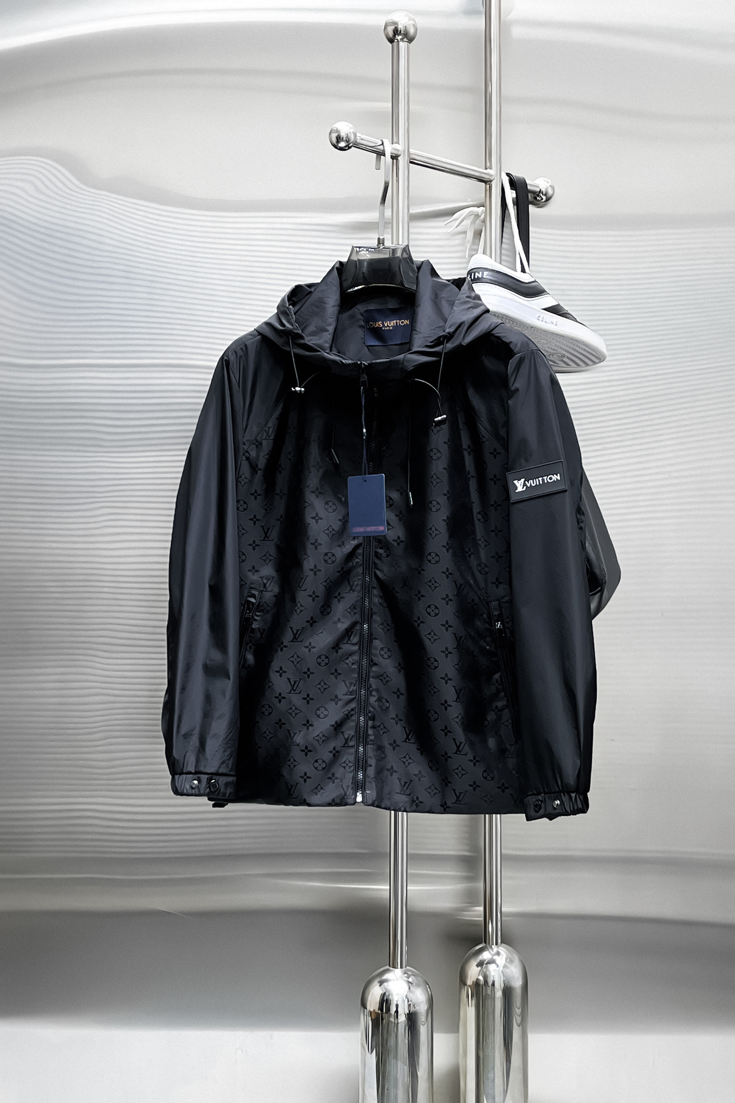 NO:519372,Lv 2025 spring new fashion casual jacket jacket, imported original technology fabric, comfortable and breathable upper body, versatile and not picky, a must-have for successful men in fashion urban areas!  The exquisite craftsmanship logo on the chest, unique design, European fashion style, and fine craftsmanship, highlighting the personality of young people. The original hardware and accessories are of extremely high grade and are very handsome in the upper body!  M-3XL orders to report height and weight!  ,,louis vuitton,jackets & coats,jackets & coats,alexander wang19860909Lv 2025春季新品时尚休闲夹克外套,进口原版科技面料,上身舒适透气,百搭不挑人,时尚都市成功男人必备！胸前精致工艺logo,独特设计欧洲时尚风格,精细工艺,彰显了年轻人的个性,原版五金辅料,档次极高,上身帅气十足！M-3XL下单报身高体重！,,louis vuitton,jackets & coats,jackets & coats,alexander wang,Men's clothing