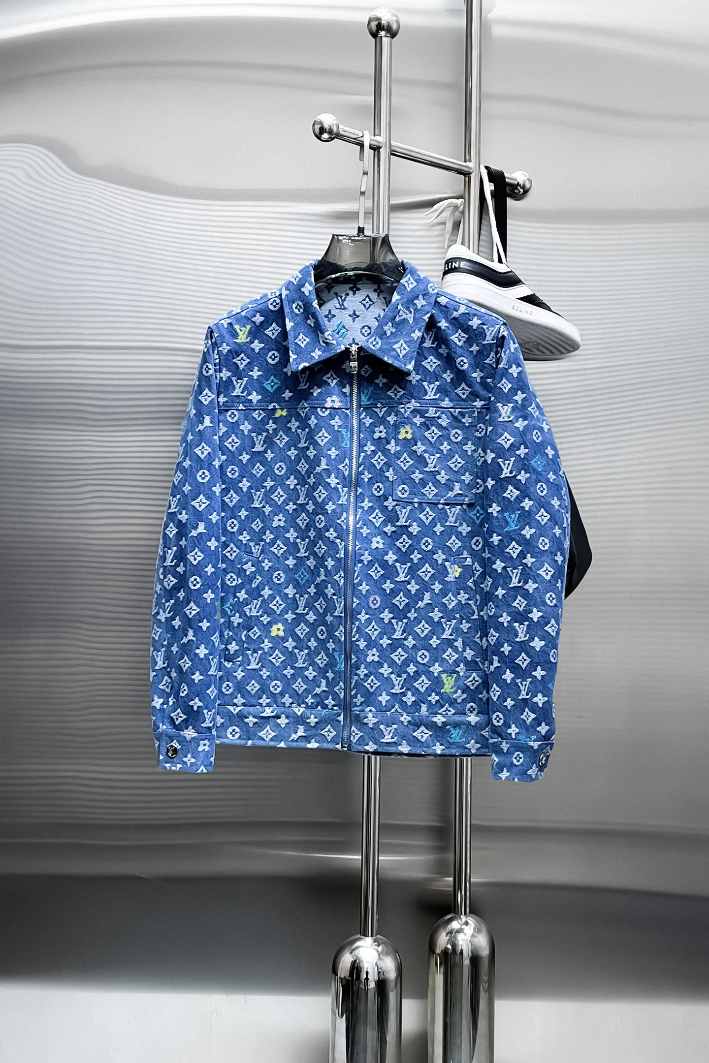 NO:519375,Louis Vuitton LV 2025 spring new fashion casual denim jacket jacket, imported original technology fabric, comfortable and breathable upper body, versatile and not picky, a must-have for successful men in fashion urban areas!  The exquisite craftsmanship logo on the chest, unique design, European fashion style, and fine craftsmanship, highlighting the personality of young people. The original hardware and accessories are of extremely high grade and are very handsome in the upper body!  M-3XL orders to report height and weight!  ,,louis vuitton,louis vuitton,jackets & coats,jackets & coats,alexander wang19860909路易威登LV 2025春季新品时尚休闲牛仔夹克外套,进口原版科技面料,上身舒适透气,百搭不挑人,时尚都市成功男人必备！胸前精致工艺logo,独特设计欧洲时尚风格,精细工艺,彰显了年轻人的个性,原版五金辅料,档次极高,上身帅气十足！M-3XL下单报身高体重！,,louis vuitton,louis vuitton,jackets & coats,jackets & coats,alexander wang,Men's clothing