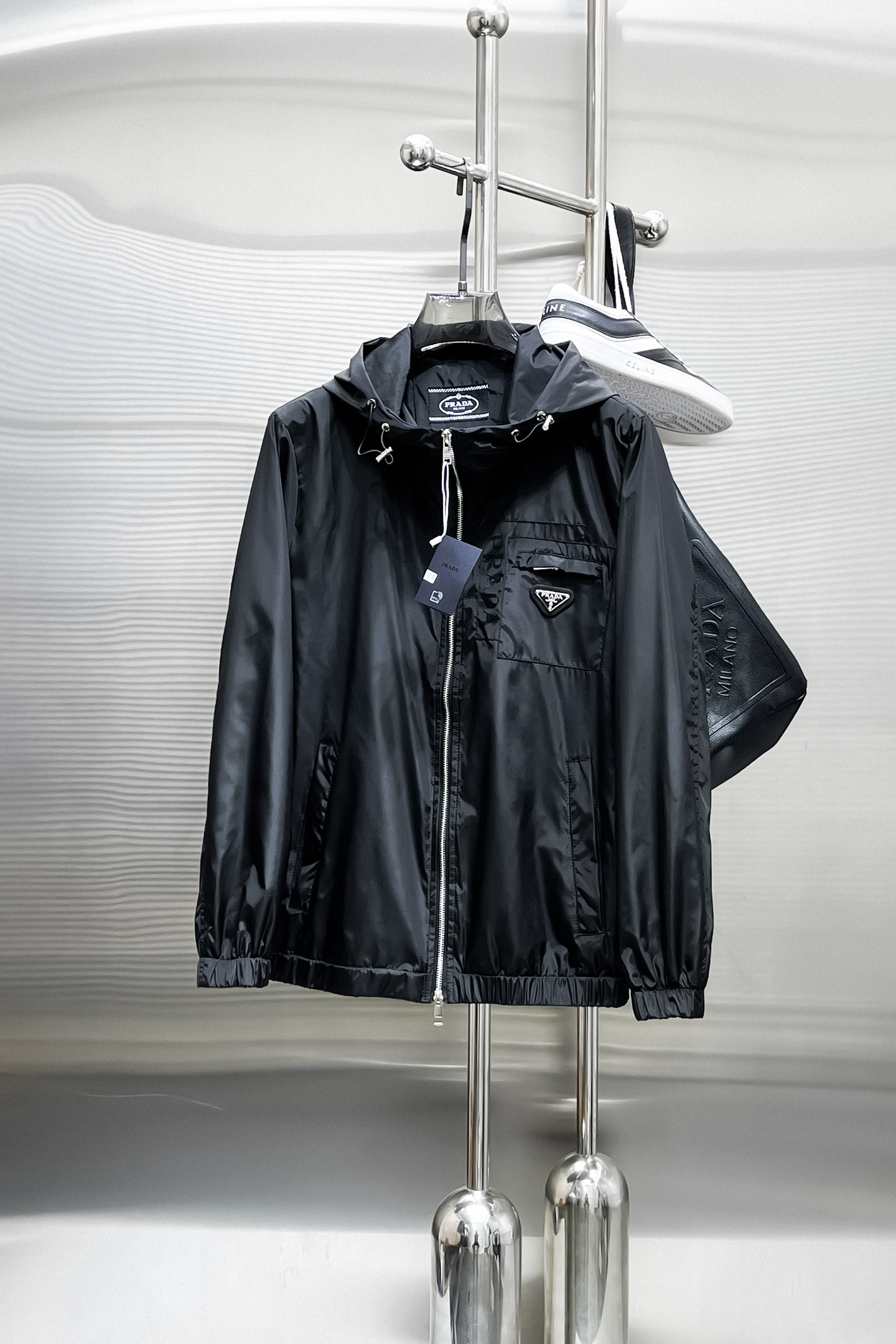 NO:519381,Prada 2025 spring new fashion casual jacket jacket, imported original technology fabric, comfortable and breathable upper body, versatile and not picky, a must-have for successful men in fashion urban areas!  The exquisite craftsmanship logo on the chest, unique design, European fashion style, and fine craftsmanship, highlighting the personality of young people. The original hardware and accessories are of extremely high grade and are very handsome in the upper body!  M-3XL orders to report height and weight!  ,,prada,jackets & coats,jackets & coats,alexander wang19860909普拉达 2025春季新品时尚休闲夹克外套,进口原版科技面料,上身舒适透气,百搭不挑人,时尚都市成功男人必备！胸前精致工艺logo,独特设计欧洲时尚风格,精细工艺,彰显了年轻人的个性,原版五金辅料,档次极高,上身帅气十足！M-3XL下单报身高体重！,,prada,jackets & coats,jackets & coats,alexander wang,Men's clothing