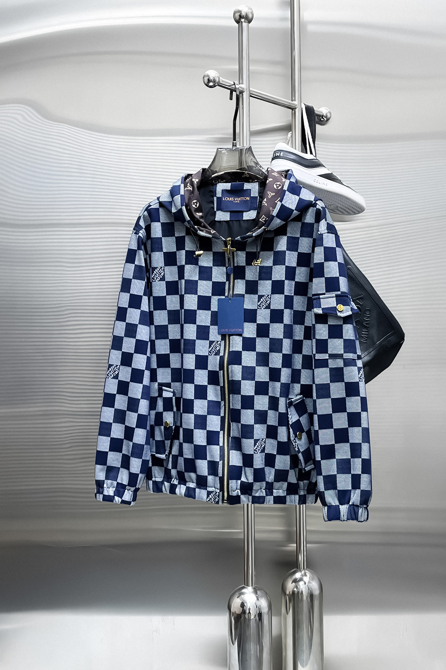 NO:519384,Lv 2025 spring new fashion casual jacket jacket, imported original technology fabric, comfortable and breathable upper body, versatile and not picky, a must-have for successful men in fashion urban areas!  The exquisite craftsmanship logo on the chest, unique design, European fashion style, and fine craftsmanship, highlighting the personality of young people. The original hardware and accessories are of extremely high grade and are very handsome in the upper body!  M-3XL orders to report height and weight!  ,,louis vuitton,jackets & coats,jackets & coats,alexander wang19860909Lv 2025春季新品时尚休闲夹克外套,进口原版科技面料,上身舒适透气,百搭不挑人,时尚都市成功男人必备！胸前精致工艺logo,独特设计欧洲时尚风格,精细工艺,彰显了年轻人的个性,原版五金辅料,档次极高,上身帅气十足！M-3XL下单报身高体重！,,louis vuitton,jackets & coats,jackets & coats,alexander wang,Men's clothing