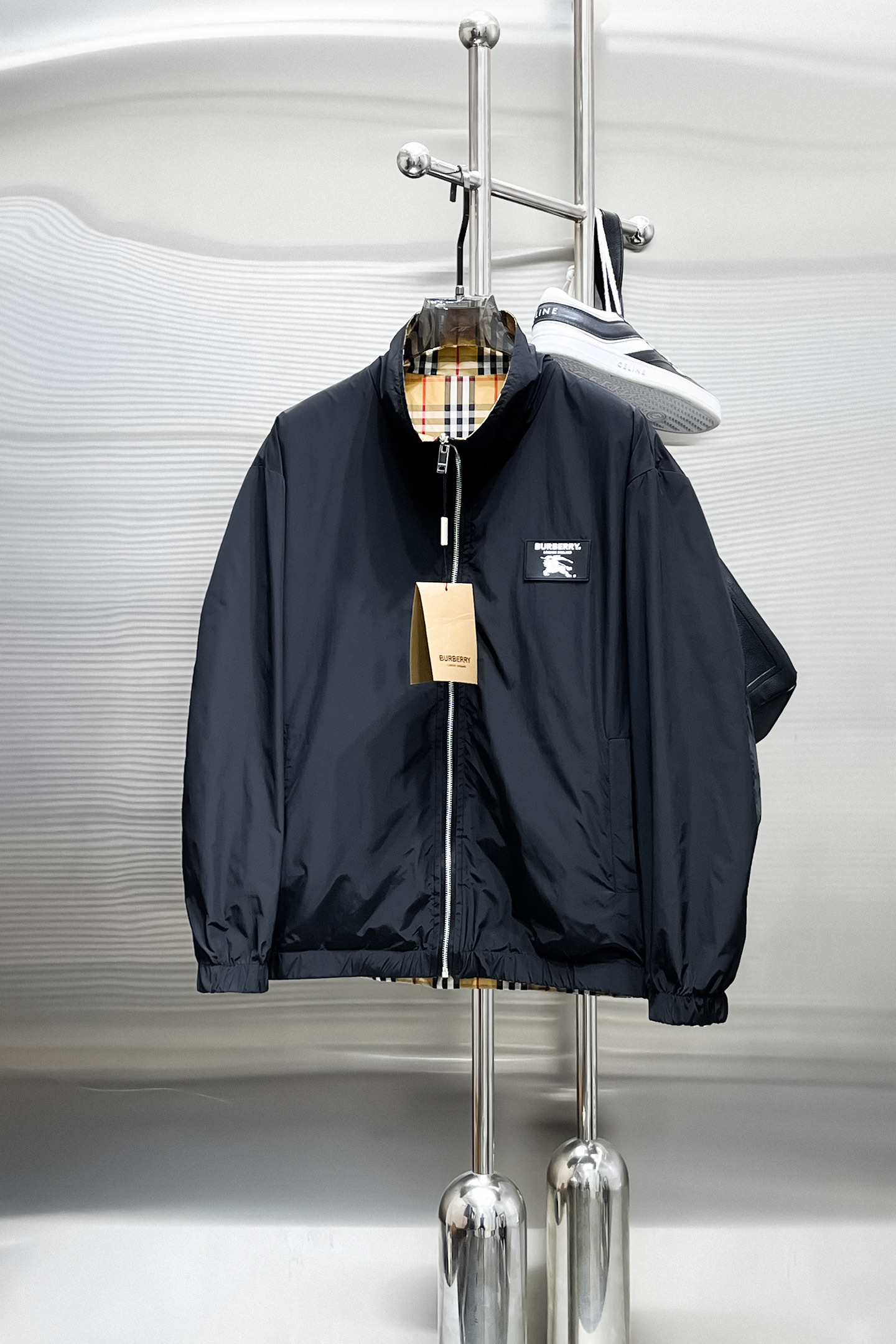 NO:519358,Burberry's new spring 2025 fashion casual jacket, imported original technology fabric, comfortable and breathable upper body, versatile and not picky, a must-have for successful men in fashion urban areas!  The exquisite craftsmanship logo on the chest, unique design, European fashion style, and fine craftsmanship, highlighting the personality of young people. The original hardware and accessories are of extremely high grade and are very handsome in the upper body!  M-3XL orders to report height and weight!  ,burberry,jackets & coats,jackets & coats,alexander wang19860909巴宝莉 2025春季新品时尚休闲夹克外套,进口原版科技面料,上身舒适透气,百搭不挑人,时尚都市成功男人必备！胸前精致工艺logo,独特设计欧洲时尚风格,精细工艺,彰显了年轻人的个性,原版五金辅料,档次极高,上身帅气十足！M-3XL下单报身高体重！,,burberry,jackets & coats,jackets & coats,alexander wang,Men's clothing