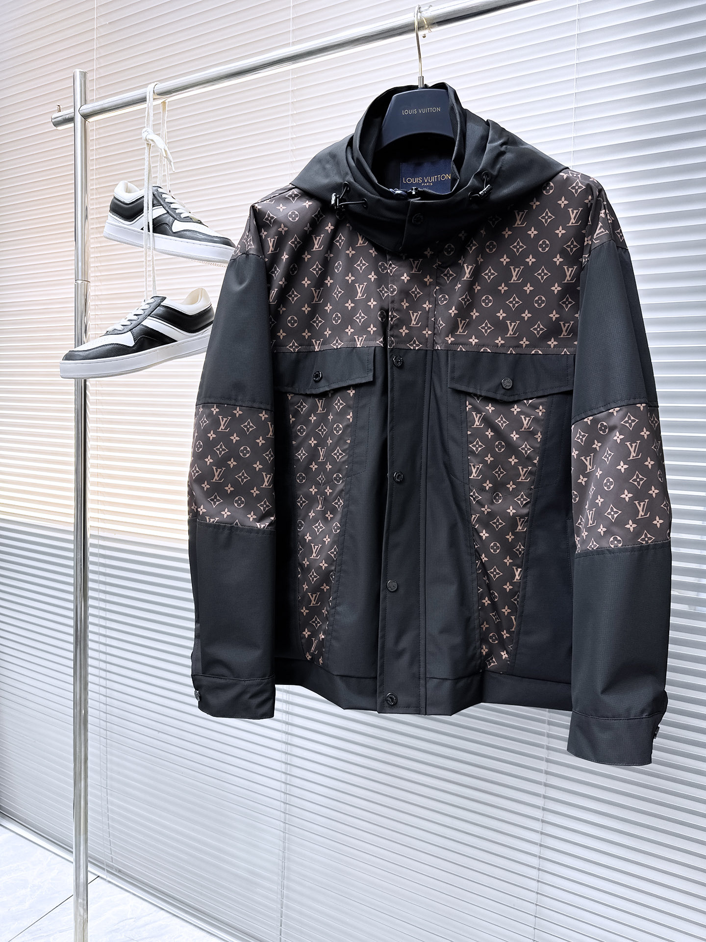 NO:524094,The same model on the official website of Lv, released simultaneously!  2025 autumn new men's jacket denim jacket, original single three-standard high-end version!  With hidden hat, customized fabric for counter, high breathability and comfort, impeccable details, brand element design concept, reflecting high quality. The feel is delicate and soft!  It is casually cut, with a great upper body style!  The number of code M~3XL, the maximum wear is 200 catties.,,louis vuitton, jackets & coats, jackets & coats,hats,alexander wang19860909Lv 官网同款,同步发售！2025秋季新款男士夹克牛仔外套,原单三标齐全高端版本！带隐藏帽,专柜定制面料 透气舒适度高,细节无可挑剔,品牌元素设计理念,体现高品质.手感细腻柔软！呈现休闲裁剪,上身版型超赞！码数M～3XL,最大穿200斤.,,louis vuitton,jackets & coats,jackets & coats,hats,alexander wang,Men's clothing