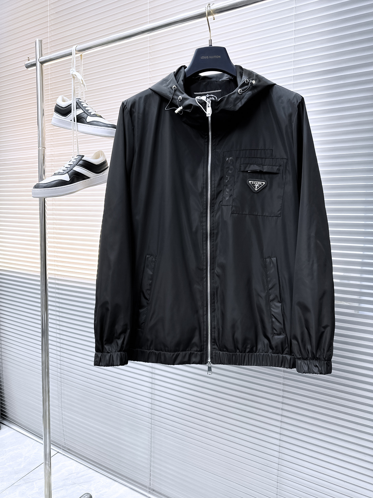 NO:524092,Prada's official website is the same model, and it will be released simultaneously!  2025 autumn new men's jacket denim jacket, original single three-standard high-end version!  With hidden hat, customized fabric for counter, high breathability and comfort, impeccable details, brand element design concept, reflecting high quality. The feel is delicate and soft!  It is casually cut, with a great upper body style!  Number of code M~3XL, maximum wear 200 catties.,,prada, jackets & coats, jackets & coats,hats,alexander wang19860909普拉达 官网同款,同步发售！2025秋季新款男士夹克牛仔外套,原单三标齐全高端版本！带隐藏帽,专柜定制面料 透气舒适度高,细节无可挑剔,品牌元素设计理念,体现高品质.手感细腻柔软！呈现休闲裁剪,上身版型超赞！码数M～3XL,最大穿200斤.,,prada,jackets & coats,jackets & coats,hats,alexander wang,Men's clothing