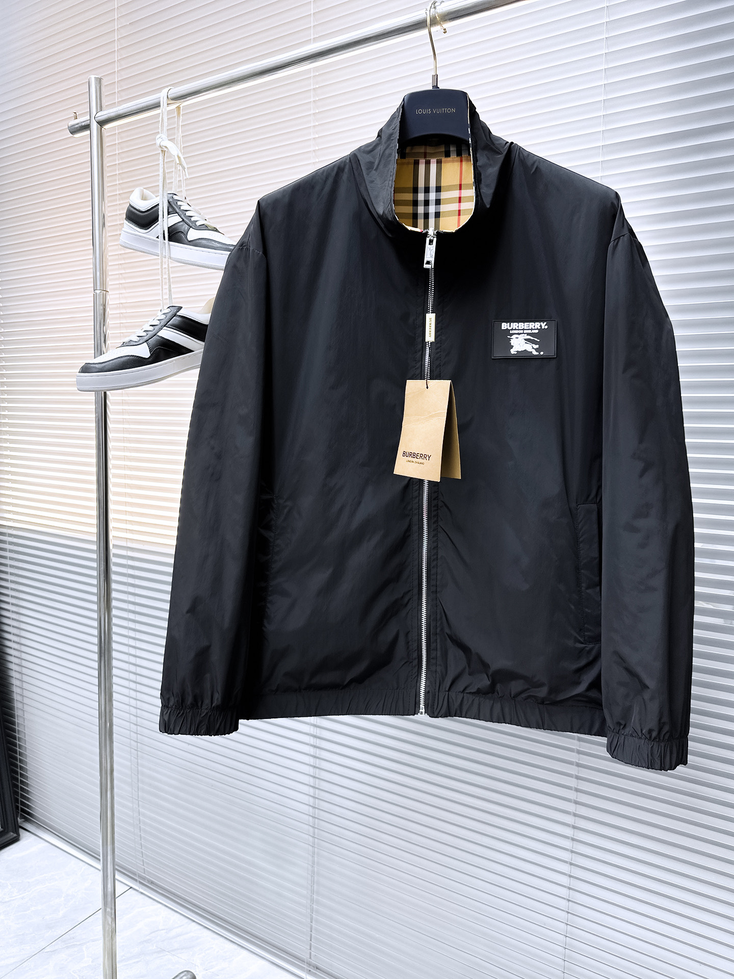 NO:524090,Burberry's official website is the same model, and it will be released simultaneously!  2025 autumn new men's jacket denim jacket, original single three-standard high-end version!  With hidden hat, customized fabric for counter, high breathability and comfort, impeccable details, brand element design concept, reflecting high quality. The feel is delicate and soft!  It is casually cut, with a great upper body style!  The size M~3XL, the maximum wear is 200 catties., burberry, jackets & coats, jackets & coats, hats, alexander wang19860909巴宝莉 官网同款,同步发售！2025秋季新款男士夹克牛仔外套,原单三标齐全高端版本！带隐藏帽,专柜定制面料 透气舒适度高,细节无可挑剔,品牌元素设计理念,体现高品质.手感细腻柔软！呈现休闲裁剪,上身版型超赞！码数M～3XL,最大穿200斤.,,burberry,jackets & coats,jackets & coats,hats,alexander wang,Men's clothing