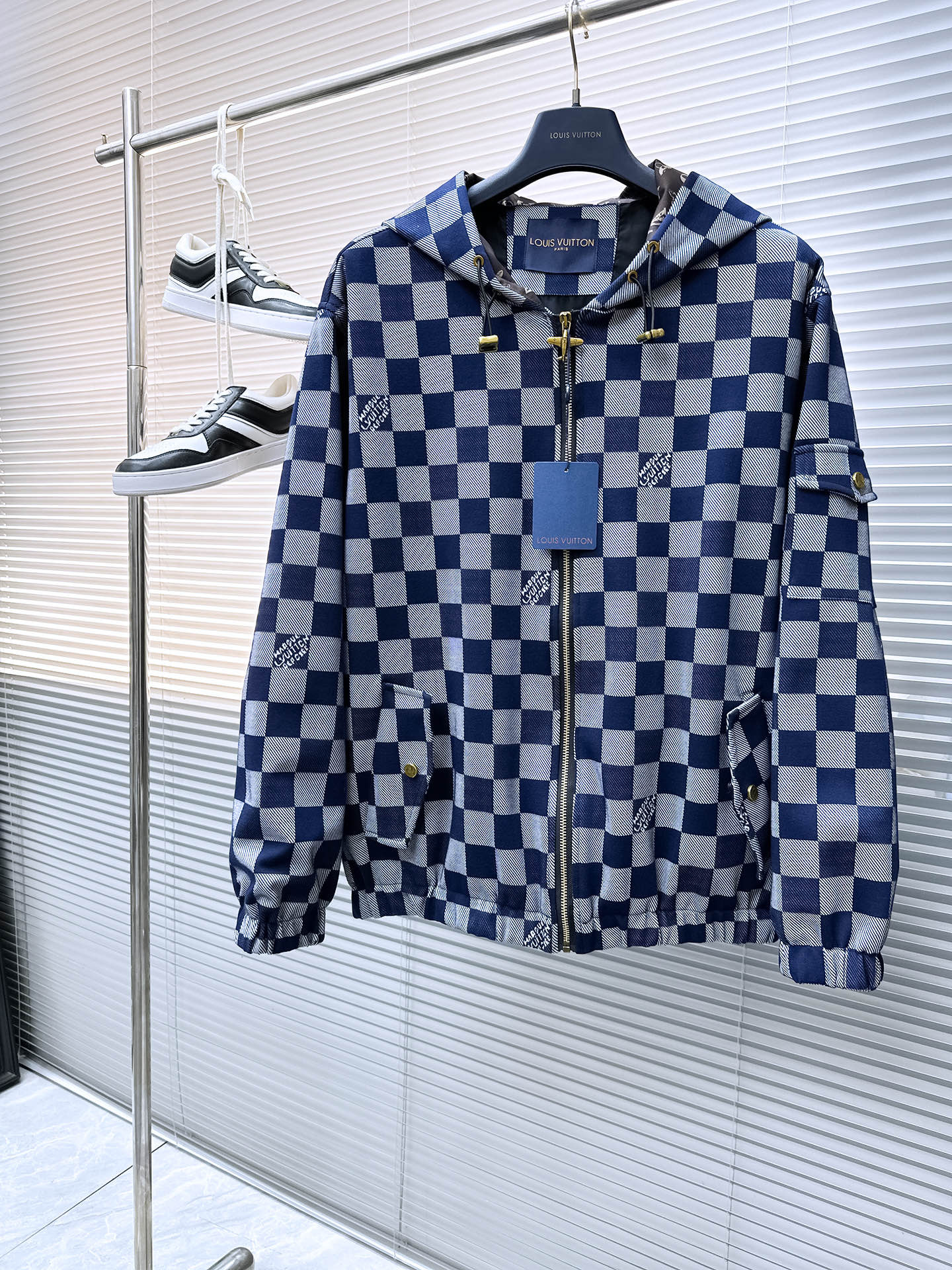 NO:524088,The same model on the official website of Lv, released simultaneously!  2025 autumn new men's jacket denim jacket, original single three-standard high-end version!  With hidden hat, customized fabric for counter, high breathability and comfort, impeccable details, brand element design concept, reflecting high quality. The feel is delicate and soft!  It is casually cut, with a great upper body style!  The number of code M~3XL, the maximum wear is 200 catties.,,louis vuitton, jackets & coats, jackets & coats,hats,alexander wang19860909Lv 官网同款,同步发售！2025秋季新款男士夹克牛仔外套,原单三标齐全高端版本！带隐藏帽,专柜定制面料 透气舒适度高,细节无可挑剔,品牌元素设计理念,体现高品质.手感细腻柔软！呈现休闲裁剪,上身版型超赞！码数M～3XL,最大穿200斤.,,louis vuitton,jackets & coats,jackets & coats,hats,alexander wang,Men's clothing