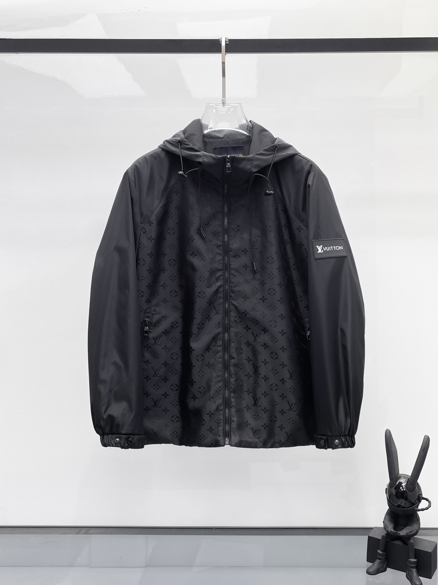 NO:525065,Lv 2025 autumn new jacket jacket, the new product on the show is perfect, comfortable and warm, the three standards are complete in color and full and attractive, and the very outstanding design easily advances the sense of fashion, the workmanship is extremely exquisite and rigorous, and the wiring is neat and meticulous!  A masterpiece of a big-name designer!  The upper body doesn't look bloated and super handsome!  Spot code M ~ 3XL,,louis vuitton,jackets & coats,jackets & coats,alexander wang19860909Lv 2025秋季新款夹克外套,秀场新品品相非常完美,舒适保暖,三标齐全色泽饱满诱人,非常出彩的设计,轻松将时髦感进阶,做工极为考究严谨,走线工整细致！大牌设计师巨作！上身不显臃肿、超级帅气！现货码数M ～ 3XL,,louis vuitton,jackets & coats,jackets & coats,alexander wang,Men's clothing