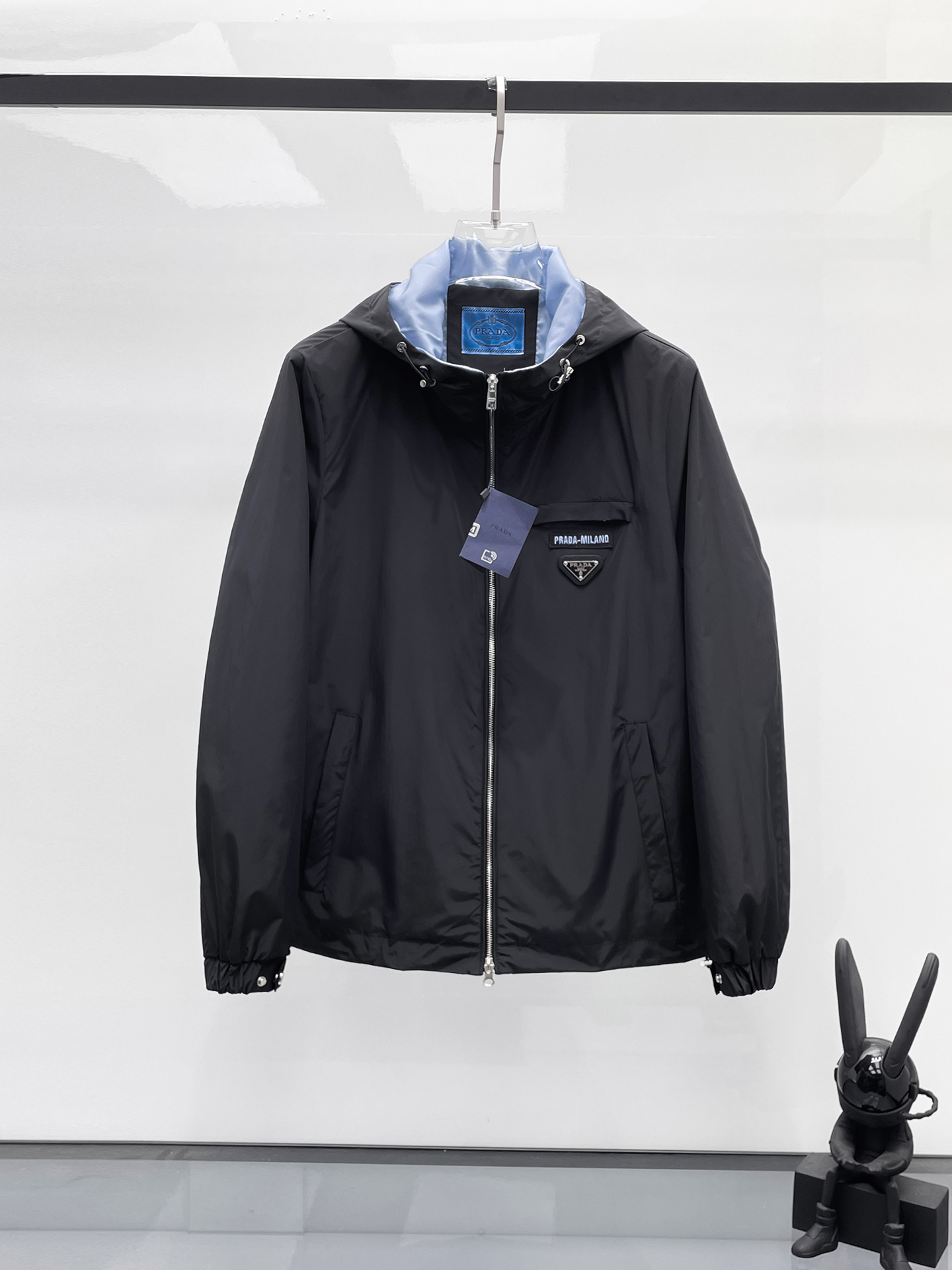 NO:525068,Prada 2025 autumn new jacket jacket, the new product on the show is perfect, comfortable and warm, the three standards are complete in color and full and attractive, and the very outstanding design easily advances the sense of fashion. The workmanship is extremely exquisite and rigorous, and the wiring is neat and meticulous!  A masterpiece of a big-name designer!  The upper body doesn't look bloated and super handsome!  Spot code M ~ 3XL,,prada,jackets & coats,jackets & coats,alexander wang19860909普拉达 2025秋季新款夹克外套,秀场新品品相非常完美,舒适保暖,三标齐全色泽饱满诱人,非常出彩的设计,轻松将时髦感进阶,做工极为考究严谨,走线工整细致！大牌设计师巨作！上身不显臃肿、超级帅气！现货码数M ～ 3XL,,prada,jackets & coats,jackets & coats,alexander wang,Men's clothing