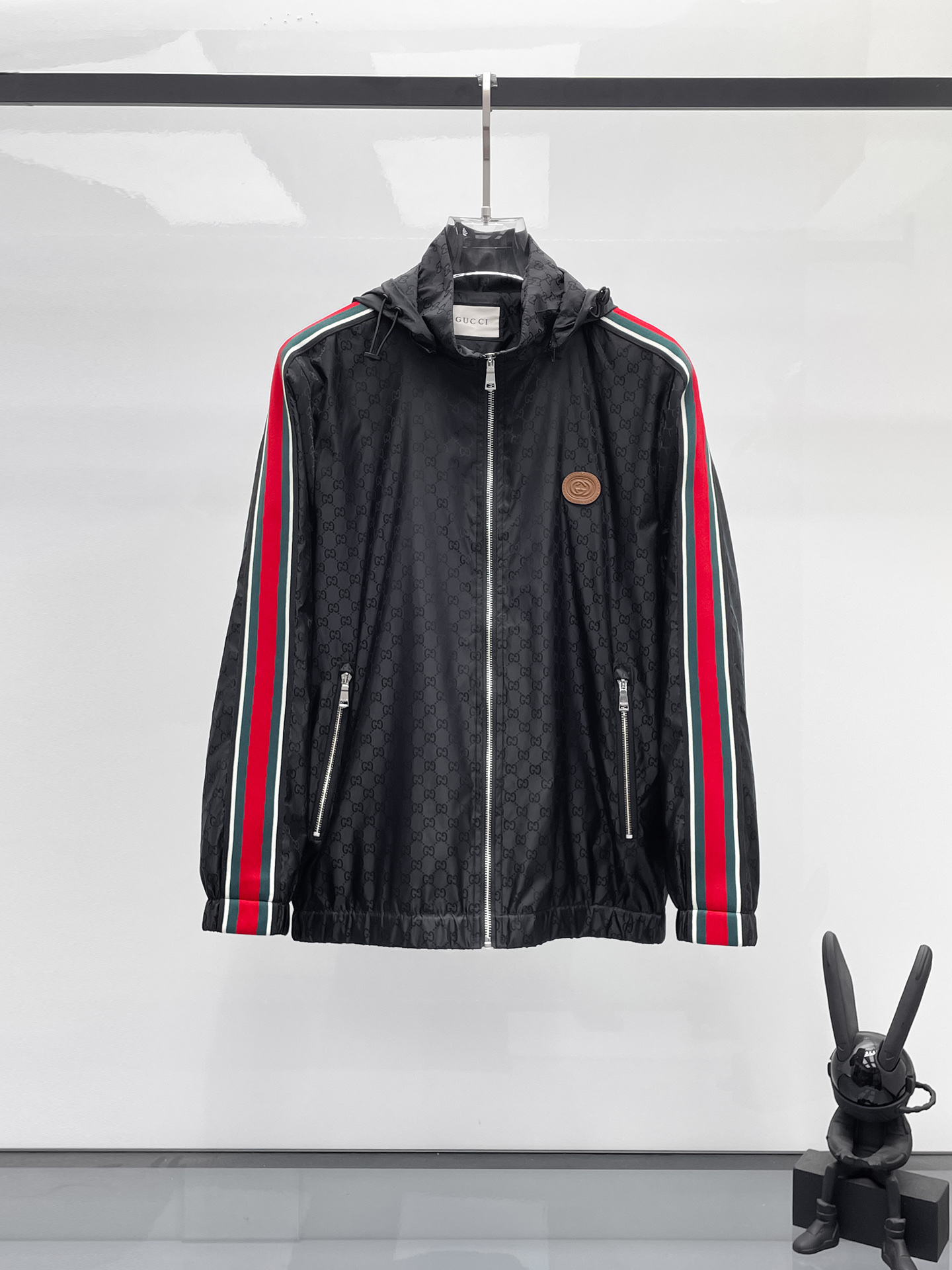 NO:525071,Gucci 2025 autumn new jacket jacket, the new product on the show is perfect, comfortable and warm, the three standards are complete in color and full and attractive, and the very outstanding design easily advances the sense of fashion, the workmanship is extremely exquisite and rigorous, and the wiring is neat and meticulous!  A masterpiece of a big-name designer!  The upper body doesn't look bloated and super handsome!  Spot code M ~ 3XL, gucci,jackets & coats,jackets & coats,alexander wang19860909古驰 2025秋季新款夹克外套,秀场新品品相非常完美,舒适保暖,三标齐全色泽饱满诱人,非常出彩的设计,轻松将时髦感进阶,做工极为考究严谨,走线工整细致！大牌设计师巨作！上身不显臃肿、超级帅气！现货码数M ～ 3XL,,gucci,jackets & coats,jackets & coats,alexander wang,Men's clothing