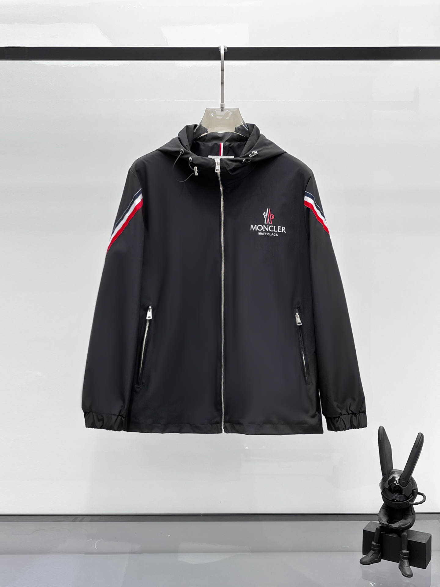 NO:525074,The new 2025 autumn jacket, the new product on the show is perfect, comfortable and warm, the three-standard complete colors and full and attractive, and the very outstanding design easily advances the sense of fashion. The workmanship is extremely exquisite and rigorous, and the wiring is neat and meticulous!  A masterpiece of a big-name designer!  The upper body doesn't look bloated and super handsome!  Spot code M ~ 3XL, Moncler, jackets & coats, jackets & coats, alexander wang19860909蒙口 2025秋季新款夹克外套,秀场新品品相非常完美,舒适保暖,三标齐全色泽饱满诱人,非常出彩的设计,轻松将时髦感进阶,做工极为考究严谨,走线工整细致！大牌设计师巨作！上身不显臃肿、超级帅气！现货码数M ～ 3XL,,Moncler,jackets & coats,jackets & coats,alexander wang,Men's clothing