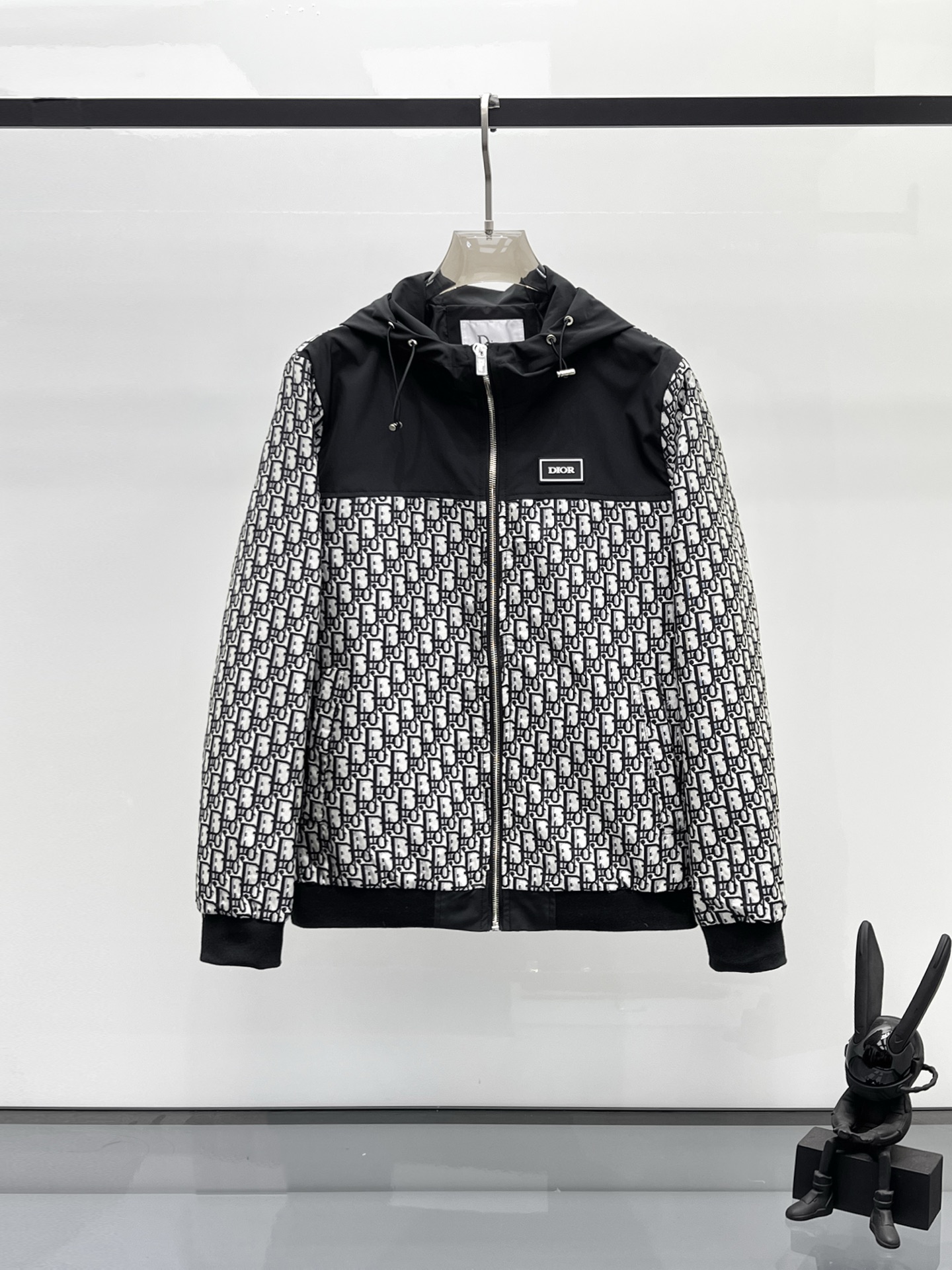 NO:525076,Dior 2025 autumn new jacket jacket, the new product on the show is perfect, comfortable and warm, the three standards are complete in color and full and attractive, and the very outstanding design easily advances the sense of fashion, the workmanship is extremely exquisite and rigorous, and the wiring is neat and meticulous!  A masterpiece of a big-name designer!  The upper body doesn't look bloated and super handsome!  Spot code M ~ 3XL,,dior,jackets & coats,jackets & coats,alexander wang19860909迪奥 2025秋季新款夹克外套,秀场新品品相非常完美,舒适保暖,三标齐全色泽饱满诱人,非常出彩的设计,轻松将时髦感进阶,做工极为考究严谨,走线工整细致！大牌设计师巨作！上身不显臃肿、超级帅气！现货码数M ～ 3XL,,dior,jackets & coats,jackets & coats,alexander wang,Men's clothing